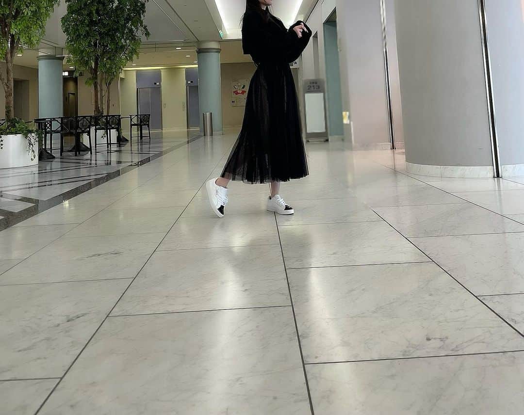 谷真理佳さんのインスタグラム写真 - (谷真理佳Instagram)「真っ黒だ〜👗🖤 そしてこの日は前髪を分けました😊おでこ #adidas #snidel #オンライン」12月23日 23時35分 - marika_tani