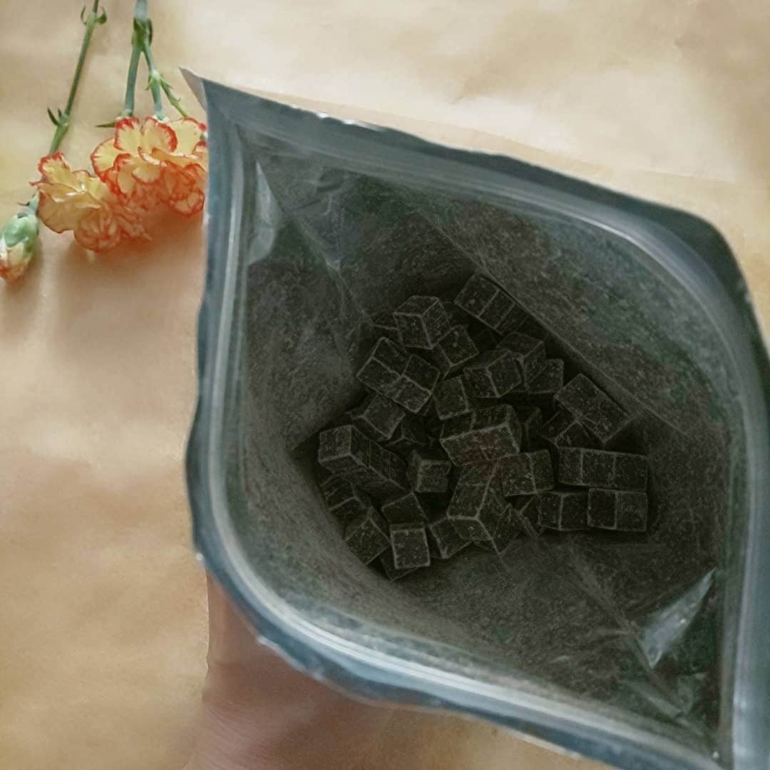 藤原宏美（ひろみん）さんのインスタグラム写真 - (藤原宏美（ひろみん）Instagram)「【もう我慢しない！甘くて美味しい砂糖不使用のチョコレート】  世界第3位のチョコレート会社 「不二製油」が、 そのノウハウを詰め込んで作った 「ギルトフリーチョコレート」🍫  チョコレートは大好きですが、 カロリーや糖分の取りすぎが気になるところ。  なるべくカカオ成分が高いチョコを 健康のためにと選ぶのですが、 正直美味しいというよりは、 苦いのですよね😆  このチョコレートは、 甘くて美味しいのに「砂糖不使用」。 それでいて、合成甘味料は使われていません。 大豆やきのこと同等の低GIだから、 毎日少しずついただいています♥️  カカオ感も強くて、香りも華やか🎵 とっても美味しいので、 リピート買いしようと思っています😍  #ヘルシーカカオ #ヘルシーカカオシュガーレス #チョコレート #チョコ #chocolate #不二製油 #ソヤファームクラブ #コエタス #砂糖不使用 #低gi #健康 #healthy #美容 #美 #beauty #おやつ #スイーツ #人工甘味料不使用 #合成甘味料不使用 #カカオ #ダイエット #お花のある暮らし  #生花が好き」12月23日 23時37分 - hiromint7