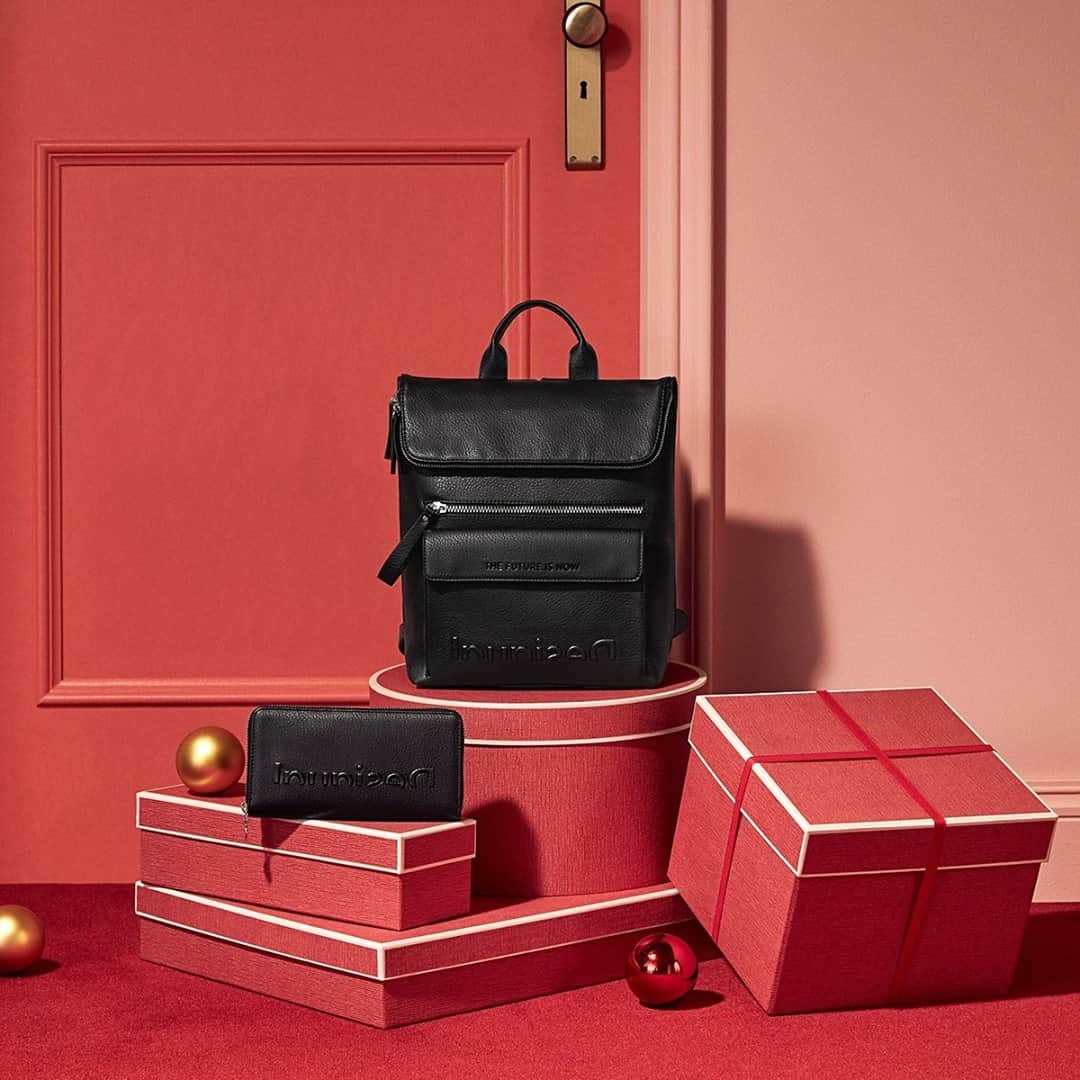 デシグアルのインスタグラム：「If you can’t find your gifts on the fireplace or under the tree, look behind the door.  #ContactlessGifts #CelebrateDifferent」