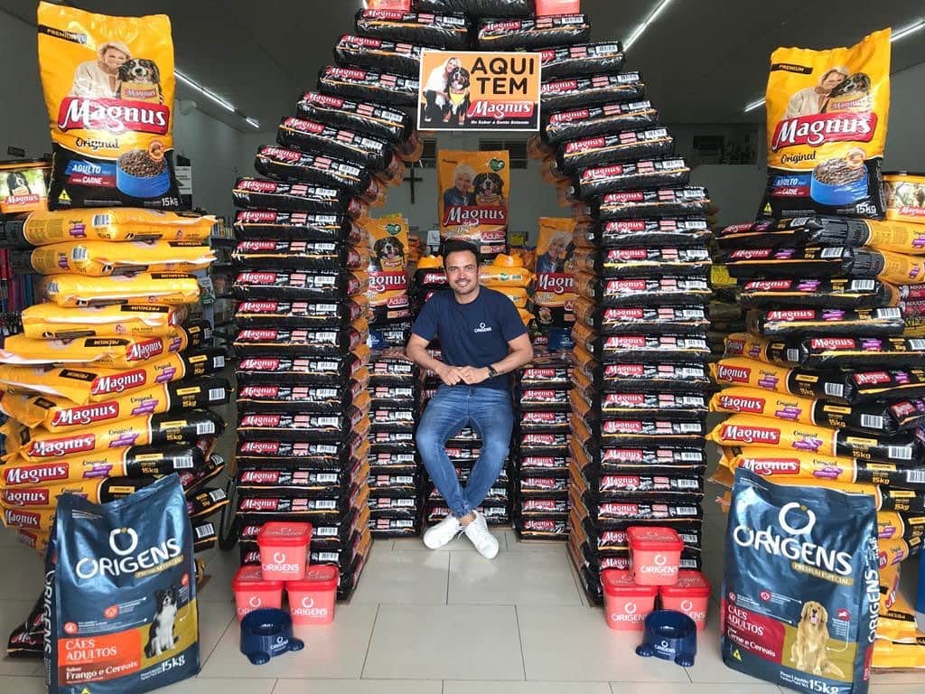 アレッサンドロ・ローザ・ヴィエイラのインスタグラム：「Quem me acompanha por aqui há tempos, sabe que minha parceria com a @adimaxoficial  não é de hoje. Uma empresa com responsabilidade social e que acredita no poder de transformação do esporte. Uma parceira que me permite participar de ações e projetos muito bacanas e o mais legal, vivenciando uma das minhas paixões: o futsal! 2020 está acabando, mas ano que vem tem muito mais!! Valeu, Adimax! #gratidão」