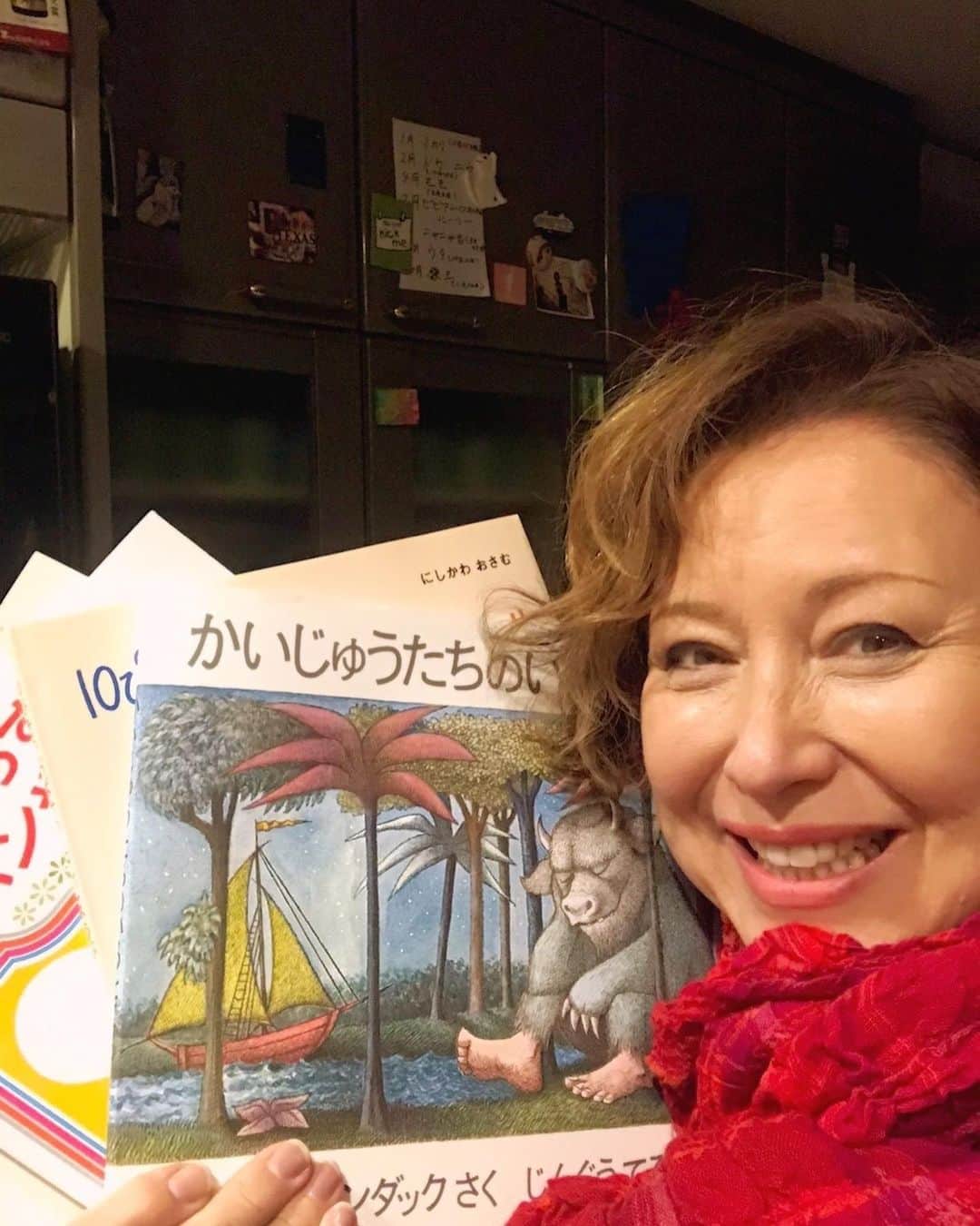 キャシー中島さんのインスタグラム写真 - (キャシー中島Instagram)「*  今日は御殿場教室でレッスンです。 御殿場に向かう途中で見た富士山の綺麗なこと❣️ 今年は雪が少ないみたい、でもやっぱり美しい富士山です。  カフェに注文しておいたベンチがやっと届きました。 ハワイアンキルトのクッションを置いてパチリ！ いい感じでしょ❣️  生徒さんが長く時間をかけて作っていたキルトのトップが出来上がりました。 これから2つともキルティングですね。 頑張ってね❣️  家に帰ってくると、安藤和津さんからマーゴ達にたくさんの絵本が届いていました。 ありがとう和津さん😊 これから毎晩読み聞かせをします。 本当に嬉しいプレゼントです🎁  山の家でとれた新鮮なレモンが届いていました。 さあこれを使って何を作りましょう。 レモンジンジャエールでも作りましょうかね！ 明日はクリスマスイブ、家族だけで小さなパーティーをします。」12月23日 23時39分 - official_kathynakajima