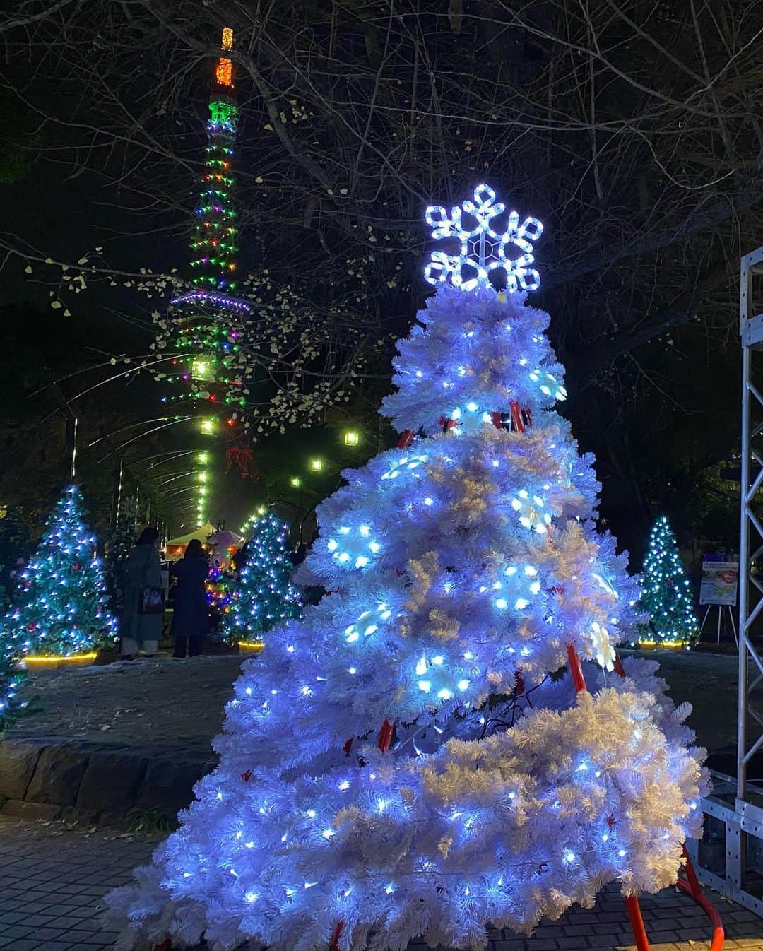 望月りささんのインスタグラム写真 - (望月りさInstagram)「六本木でイルミネーション見てから クリスマスマーケットに行ってきました🎄❤️ #ミッドタウン六本木 #クリスマスマーケット日比谷」12月23日 23時40分 - mochizuki_0715