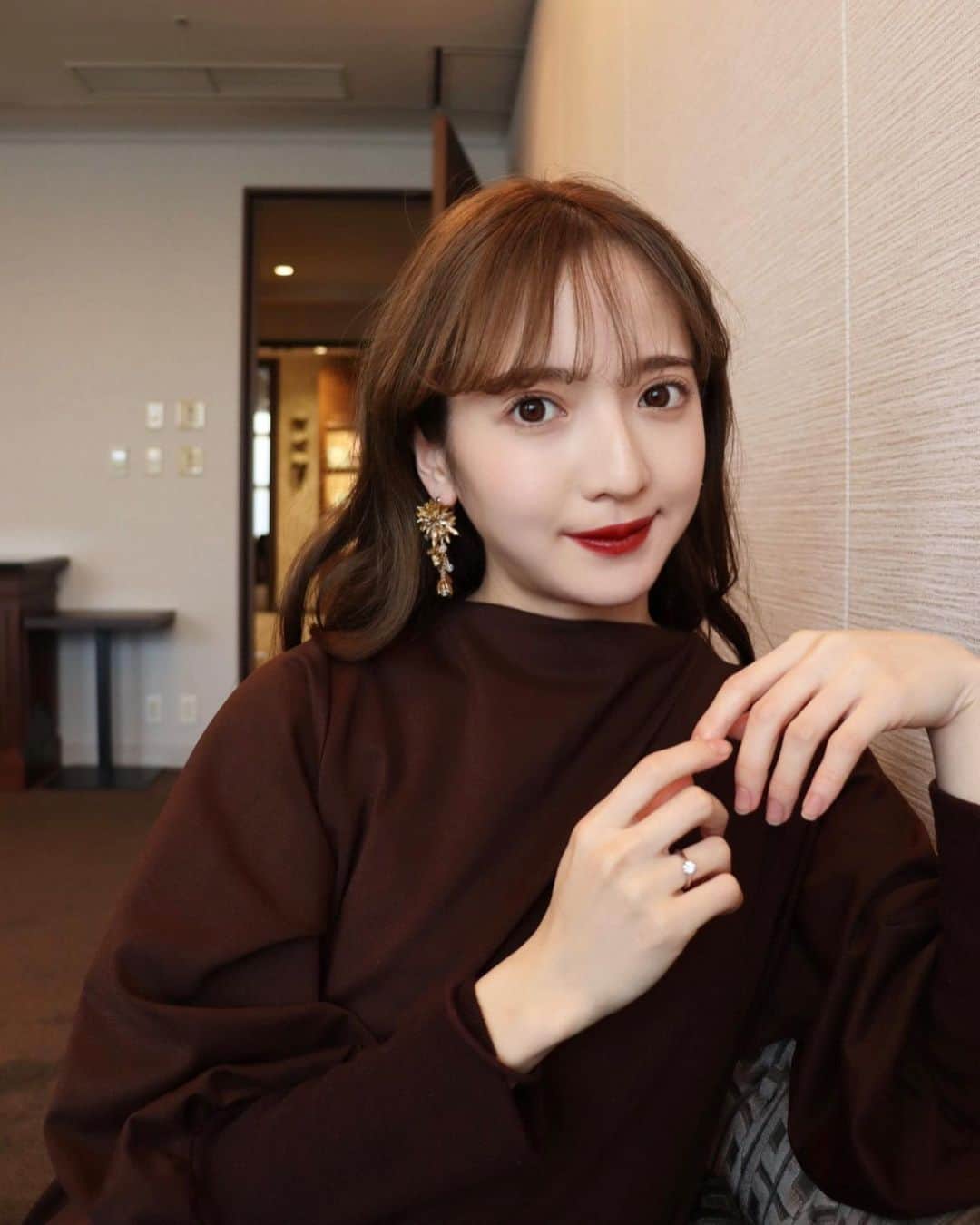 平木愛美のインスタグラム：「本日は出産後（ほぼ）初めての、外出っ。  一時間とすこしほど、👨🏼がbabyと一緒におうちいてくれて、、  とあるブランドさんのスタッフさんがおうちの近くのカフェまできてくださって、そちらでコラボアイテムの最終サンプルチェックを。✨  来年、年が明けたら発表ができそうです！  前からちらりとお話してますが、、、 本当にとっっっても可愛い＆かなり使える🤍🤍🤍🤍🤍！ アイテムなのでお楽しみに！！！！！ していてくださいっ⚪️  私も早く全部欲しい。全種類買おう。 って思ってます。にやにや。 発売が待ち遠しいいいいいい！  こちらの写真は出産数日前とかの。動けるうちの産前にと思い、式場のフェア等にかけこみ、来年度のことを考えてた日の。🧡👰🤵  この日は先日期間限定で受注販売していたコラボアクセサリーのピアスをつけてました。💕 #マタニティコーデ #臨月  お顔まるい 🐷」
