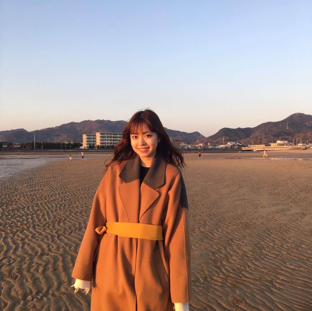 のインスタグラム：「以前ゼミのお友達と香川ドライブに行った時の写真🌤  最近ハマってる @lecielbleu_official のコート  前後と紐の色が全部違うくてかわいい( ˊ̱˂˃ˋ̱ ) リボンの向き変なってるけど…  #香川旅行 #香川県 #香川観光 #コートコーデ #lecielbleu」