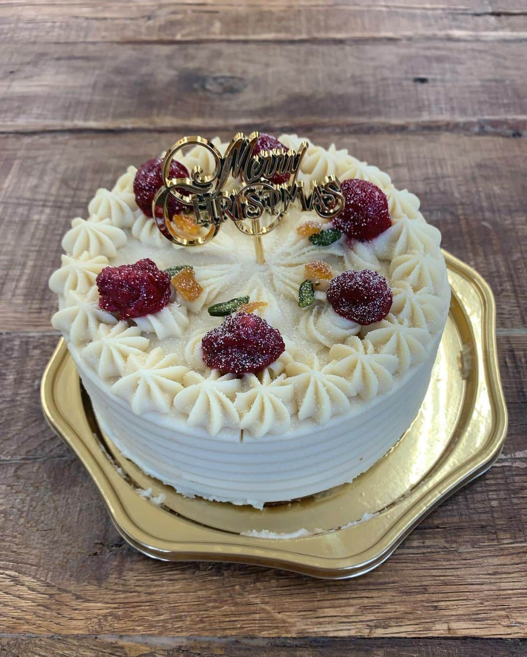 浅田真央さんのインスタグラム写真 - (浅田真央Instagram)「アルソアさんから、クリスマスケーキをいただきました🎂🎄ありがとうございました！ #アルソア #arsoa #ビオクラ #biokura #からだにやさしい #マクロビオティック #マクロビケーキ #ヴィーガン #ヴィーガンケーキ #卵乳小麦粉不使用 #白砂糖不使用 #グルテンフリー #米粉 #有機 #豆乳 #アーモンドプードル #玄米粉 #ヘーゼルナッツ #クリスマスケーキ #美味しい #嬉しい #❤️」12月23日 23時44分 - maoasada2509