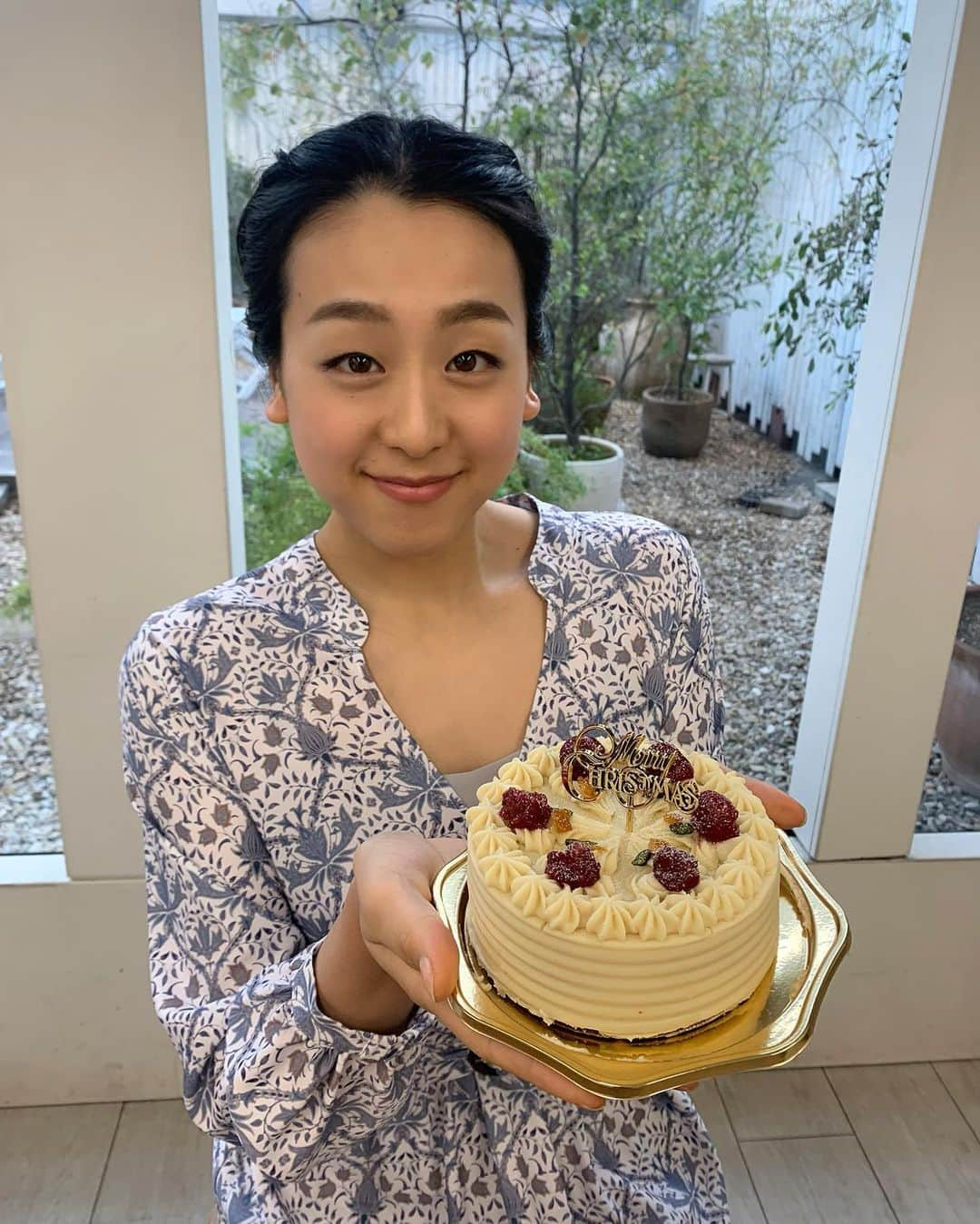 浅田真央さんのインスタグラム写真 - (浅田真央Instagram)「アルソアさんから、クリスマスケーキをいただきました🎂🎄ありがとうございました！ #アルソア #arsoa #ビオクラ #biokura #からだにやさしい #マクロビオティック #マクロビケーキ #ヴィーガン #ヴィーガンケーキ #卵乳小麦粉不使用 #白砂糖不使用 #グルテンフリー #米粉 #有機 #豆乳 #アーモンドプードル #玄米粉 #ヘーゼルナッツ #クリスマスケーキ #美味しい #嬉しい #❤️」12月23日 23時44分 - maoasada2509