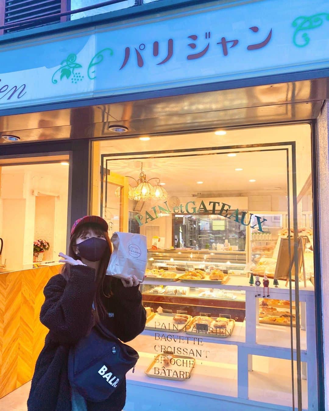 ぱいぱいでか美のインスタグラム：「秋山とパンの聖地巡礼！ ꙳ #秋山とパン #パリジャン #バラバラ大作戦 #聖地巡礼 #べコンソフト ꙳ 大好きな秋山さんの大好きな番組『秋山とパン』！ 紹介されてたパン屋さんにちょっとずつ行って最終的に制覇しようと思ってます。笑 まずは渋谷のパリジャンへ！ 体モノマネと交通整備の液晶の話してた回です。 いじられてたべコンソフトもカレーパンも美味しかったー！ もうひとつ徒歩圏内にパン・オ・スリールもあったんだけどまさかの定休日で泣きました……。 帽子のツバは真っ直ぐの回のパン・オ・スリールです。 リベンジしたい！」
