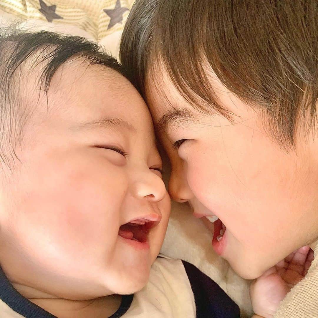 ままのてさんのインスタグラム写真 - (ままのてInstagram)「.⠀ 【仲良し兄弟👦👶】⠀ .⠀ .⠀ #ままのて⠀ .⠀ .⠀ 兄弟で仲良しですね😊✨⠀ いつまでも仲良しでいてね😆💕⠀ かわいいです😍⠀ .⠀ #2歳6ヶ月⠀ #生後4ヶ月⠀ #仲良し兄弟⠀ .⠀ .⠀ @sara_sakurada 様の投稿です。⠀ 素敵なお写真ありがとうございました💝⠀ .⠀ .⠀ 〈mamanote_officialのオリジナルキャンペーンへ参加しよう♡〉⠀ .⠀ お子様のかわいい動画、写真 ▶︎【 #ままのて 】⠀ @mamanote_official をフォローして、 投稿する動画や写真に合ったオリジナルハッシュタグをできるだけ多くつけて、インスタグラムにアップしてみましょう！⠀ .⠀ .⠀ 毎日、担当者が投稿をチェックして、素敵な写真と動画をピックアップして、公式アカウントで紹介します❤️⠀ .⠀ そして！！毎月、ハッシュタグごとに、@mamanote_official がピックアップした写真の中で1番｢いいね｣の多い方に、アマゾンギフト券3000円分プレゼント！当選者にはDMを送らせていただきます♡⠀ .⠀ また、動画や写真は、ままのてのFacebook、 またはウェブサイト 「ままのて」内の記事で紹介させていただきます🙌⠀ .⠀ .⠀ #赤ちゃん#ママタイム#ベビスタグラム#令和ベビー#プレゼント#キャンペーン#キッズモデル#モニター#ベビーモデル#新米ママ#成長記録#子育て#育児ママカメラ#ママ撮#スマイル育児#こどもと暮らす#子育て記録#育児記録 #お出かけ#親バカ部#赤ちゃんのいる生活#赤ちゃん兄弟#brother#兄弟#赤ちゃんねんね」12月23日 23時47分 - mamanote_official