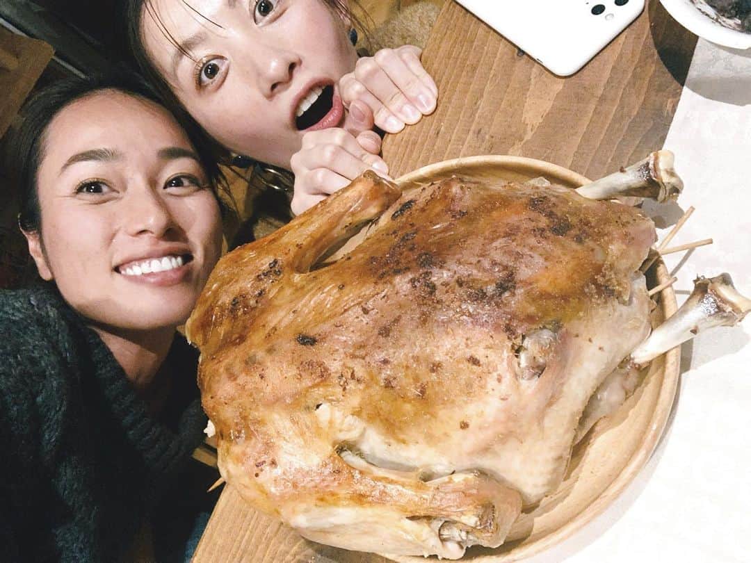 のインスタグラム：「今年もクリスマス付近は南と🎄 研究を重ね、昨年よりも更に旨味や油分水分を閉じ込めたターキー作ってくれた😋 #七面鳥の丸焼き #クリスマスディナー #クリスマス料理 #クリスマス女子会」
