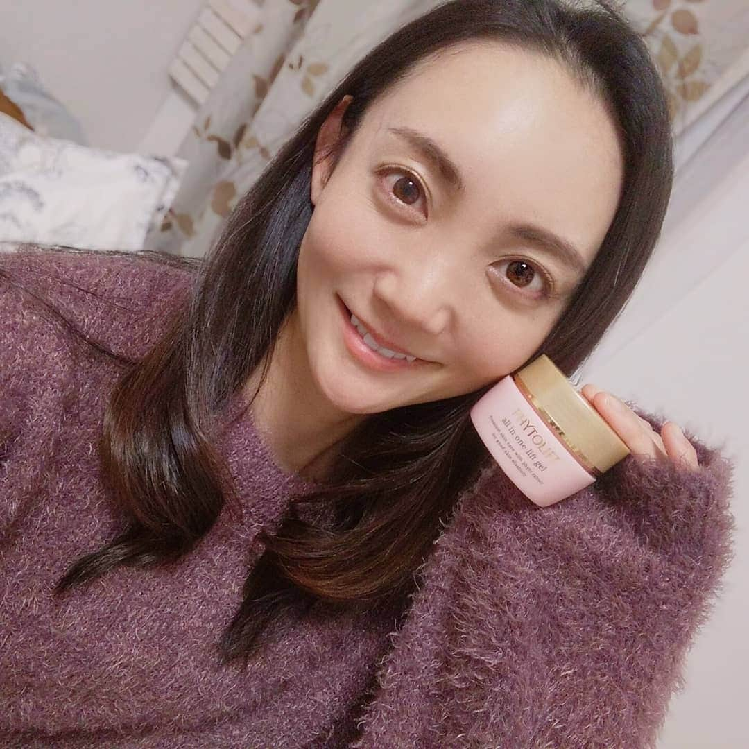 佐々木実季さんのインスタグラム写真 - (佐々木実季Instagram)「年の瀬でバタバタした毎日ですが、スキンケアだけは絶対に手を抜きたくない🙏でもつい面倒になる日もやっぱりあって💦💦 そんな時、フィトリフトのオールインワンジェルに本当に助けられています✨これ一つでとても簡単ケアなのに、化粧水・美容液・乳液・クリーム・パックの5役を担ってくれる最強時短スキンケアコスメ🎶 お肌のターンオーバーをサポートしてくれるパントケア菌LPSが入っていて、ハリのあるお肌に導いてくれます❤オールインワンジェルっていろいろあるけど、パックまでってなかなかないですよね！もっちり肌で目指せ、見た目-5歳😂😂😂 #PR #フィトリフト #phytolift #オールインワンジェル  #美容ジェルクリーム #エイジングケア #パントエア菌LPS #Jコンテンツ #載せ直しすみません #背後にカフカ #😸」12月23日 23時48分 - miki.sasaki_golf