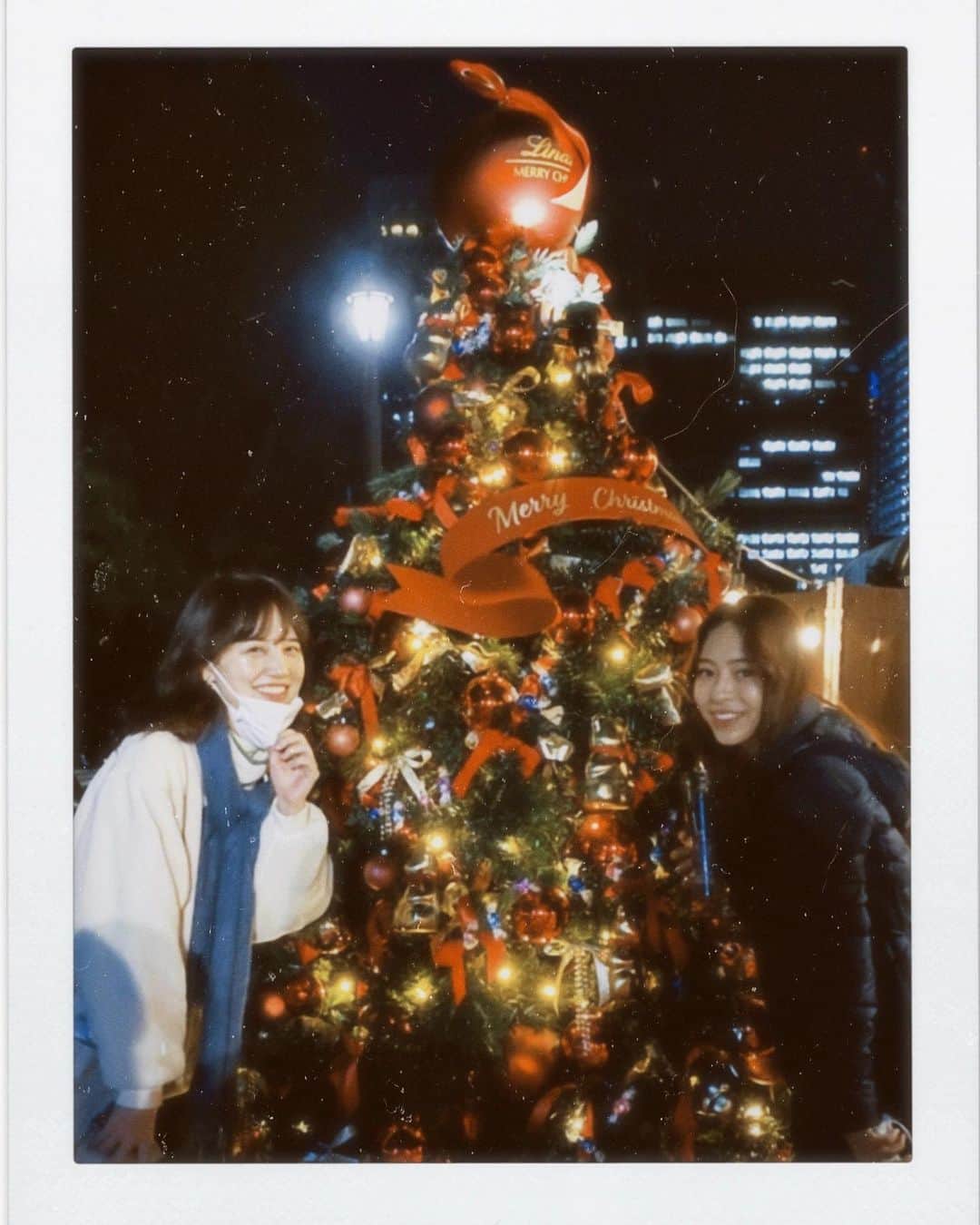 金光みり愛さんのインスタグラム写真 - (金光みり愛Instagram)「クリスマスイブイブ🎄  ずっと行きたかったクリスマスマーケットに急遽滑り込み❄️ ビルに囲まれてて東京らしいクリスマスマーケット🌃  ドタバタと決まってすっぴんだけど笑、欲しかったマグカップもゲットできたしご飯すごく美味しかったしクリスマスムードが味わえて楽しかった🎅🏻✨✨  あずみ付き合ってくれてありがとう🥰 写真お願いされた流れで思いがけず撮れた記念写真📸笑 リンツの小さい方のツリーと🧸❤️  #日比谷公園#リンツ#クリスマスマーケット#クリスマスマーケット日比谷#東京クリスマスマーケット」12月23日 23時59分 - milliah_kanemitsu