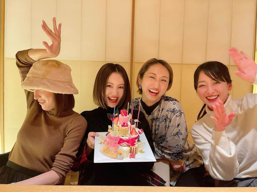 松下萌子さんのインスタグラム写真 - (松下萌子Instagram)「あ〜〜〜笑った笑った😂🥰😍🎂 大好きな人しかいない会💄 幸せ過ぎるお誕生日💕 つ•づ•く•••🎀  photo by nkbyc」12月24日 0時00分 - moecochalkart