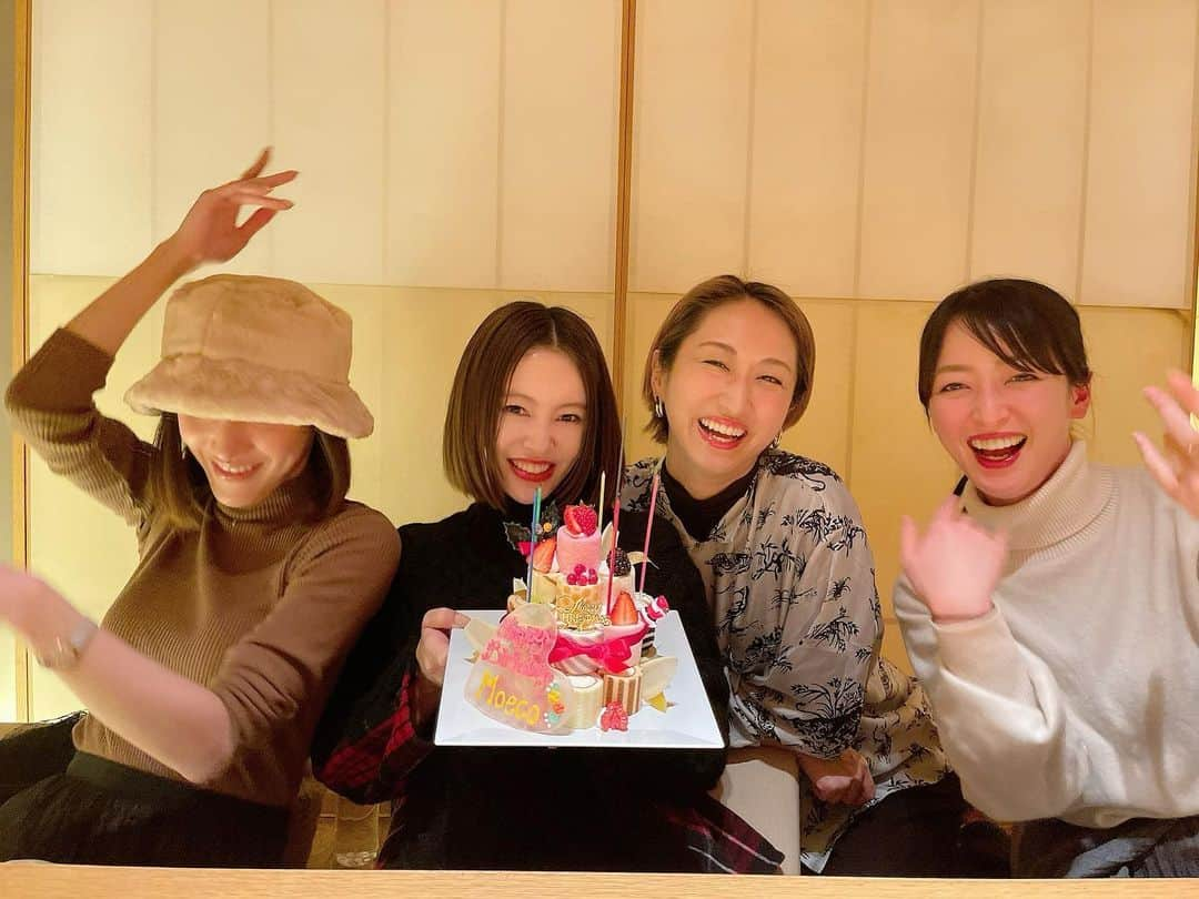 松下萌子のインスタグラム：「あ〜〜〜笑った笑った😂🥰😍🎂 大好きな人しかいない会💄 幸せ過ぎるお誕生日💕 つ•づ•く•••🎀  photo by nkbyc」