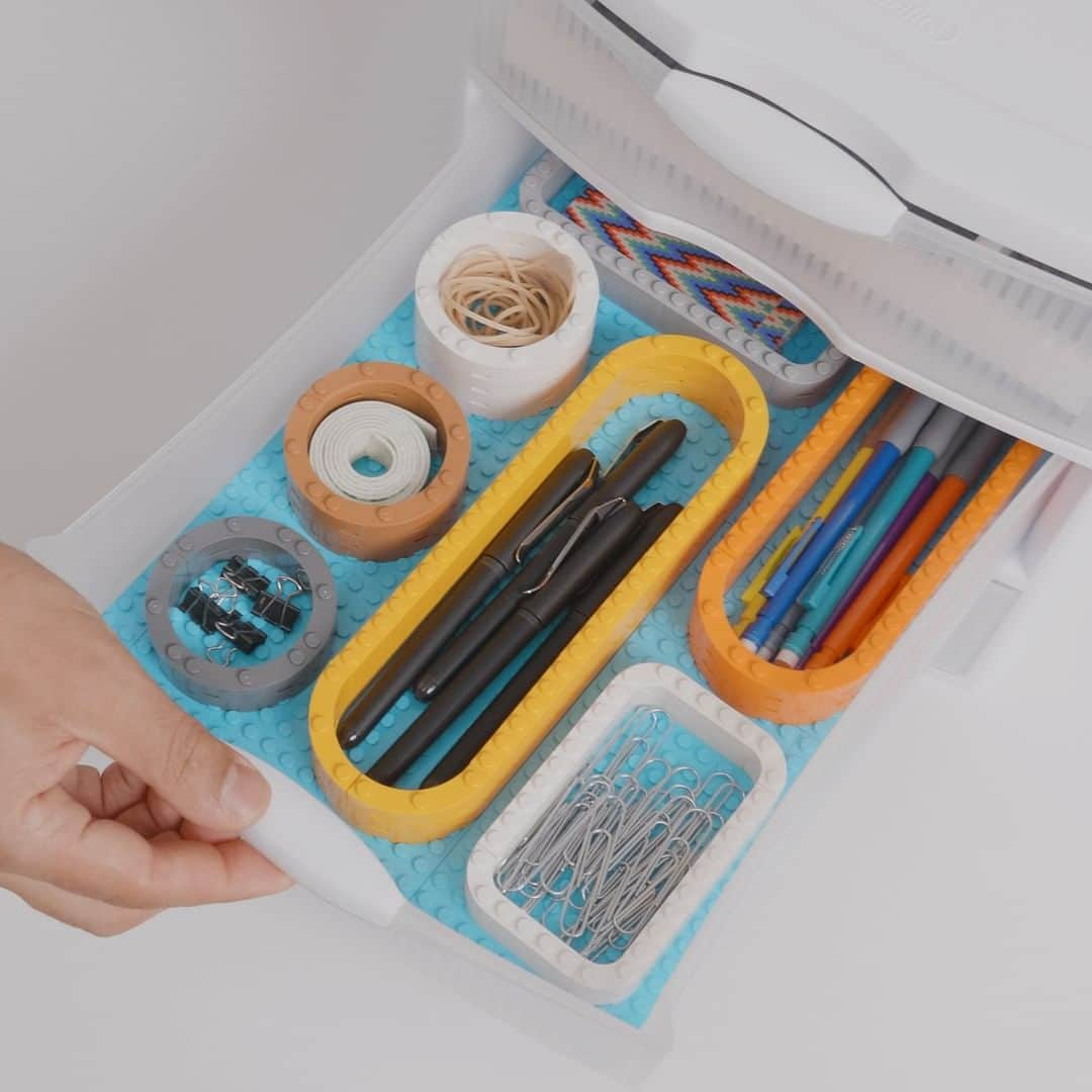 LEGOさんのインスタグラム写真 - (LEGOInstagram)「Just in time for #LEGOBuildDay, check out these cool ideas for using LEGO bricks to organize your home drawers. Baseplates and rounded corners provide interesting ways to bring order to all your stuff. #LEGOHacks #RebuildTheWorld」12月24日 0時00分 - lego