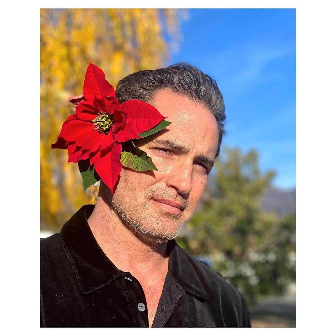 シャンテル・ヴァンサンテンのインスタグラム：「Some Hunky Holiday Cheer for you... @iamvictorwebster takes his festive flair to the MAX! #HollyAndJolly」