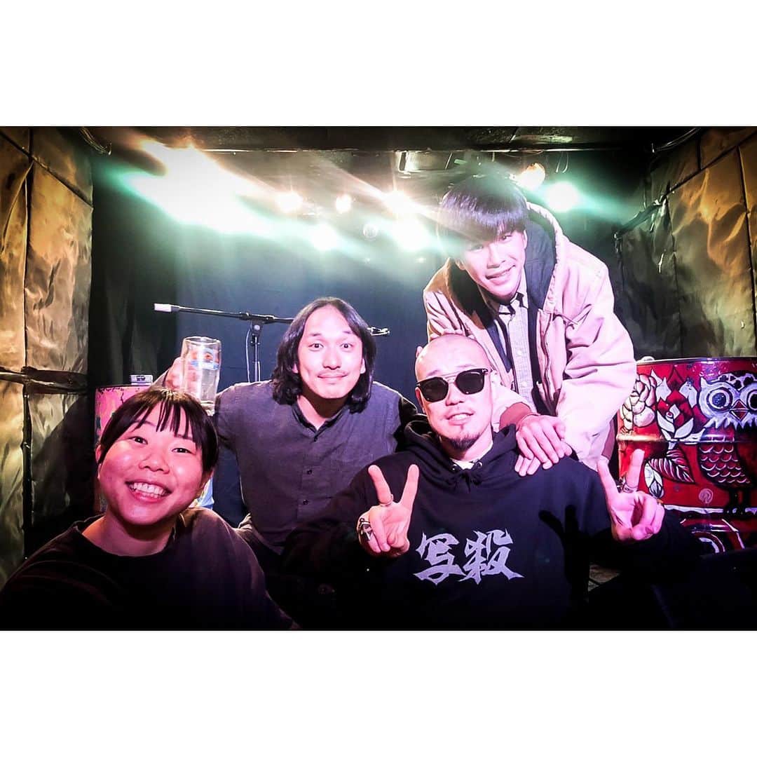 のインスタグラム：「本日の #ライブハウス写真展 を無事終えました。  出演してくれた茜谷くん、杉本、ありさーもんありがとうございました。 3人ともとても良いライブで場の雰囲気も緩くて気持ちよかった。  写真展は残り二日間、12/28、12/30となります。 最終日にはまた弾き語り、そして僕のトークショー的なのもありますので良かったら遊びにきて下さい。」