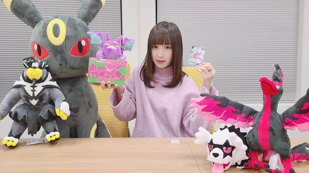 のインスタグラム：「株式会社ポケモンの会議室にて。 悪タイプのポケモンに囲まれてみた😏 クロバットはポケカだと悪タイプなのだ😈 * * 今日の動画はSHINY BOX クロバットVを発売前に開封したよ！！！みてね🌃 * * #クロバット #crobat  #ポケカチャンネル #ななっぷる」