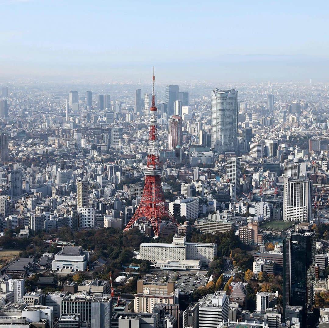 2020年東京オリンピックのインスタグラム：「Happy Birthday Tokyo Tower 🗼🎂  This iconic fixture of the Tokyo landscape opened on this day in 1958 and will experience its 2⃣nd @Olympics and @Paralympics next year at #Tokyo2020    By the way, did you know that the Tokyo Tower is 3️⃣3️⃣3️⃣m tall?  #UntiedByEmotion 🥳  📸 Photo by Tokyo 2020 / Shugo TAKEMI」