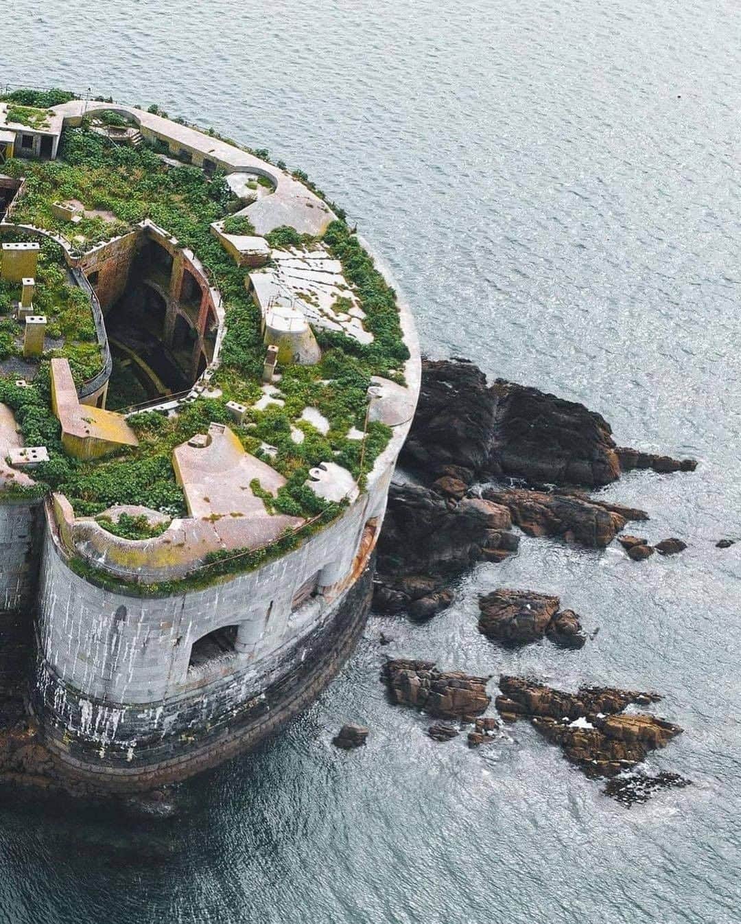 Discover Earthさんのインスタグラム写真 - (Discover EarthInstagram)「Stack Rock Fort is a fort built on a small island in the Milford Haven Waterway, Pembrokeshire. A 3-gun fort was built between 1850 and 1852, and then improved in 1859 with a new building that completely enclosed the original tower. It is now a Grade II listed building.   The fort housed three 32-pounder guns, as well as a single 12-pounder for protection of the walls of the dock. #discoverunitedkingdom🇬🇧 with @johnedwardjames  . . . . . #wales #pembrokeshire #visitwales #earthpix #awesomeearth #theimaged #folkscenery #travel #elonmusk #theimaged #thegreatoutdoors #wildernessculture #abandoned_junkies #visitbritain #lovegreatbritain #djiglobal #mavic #earthfocus #earthroamer #roamtheplanet #earthstoke #aerialphotography #fromwhereidrone」12月24日 0時00分 - discoverearth