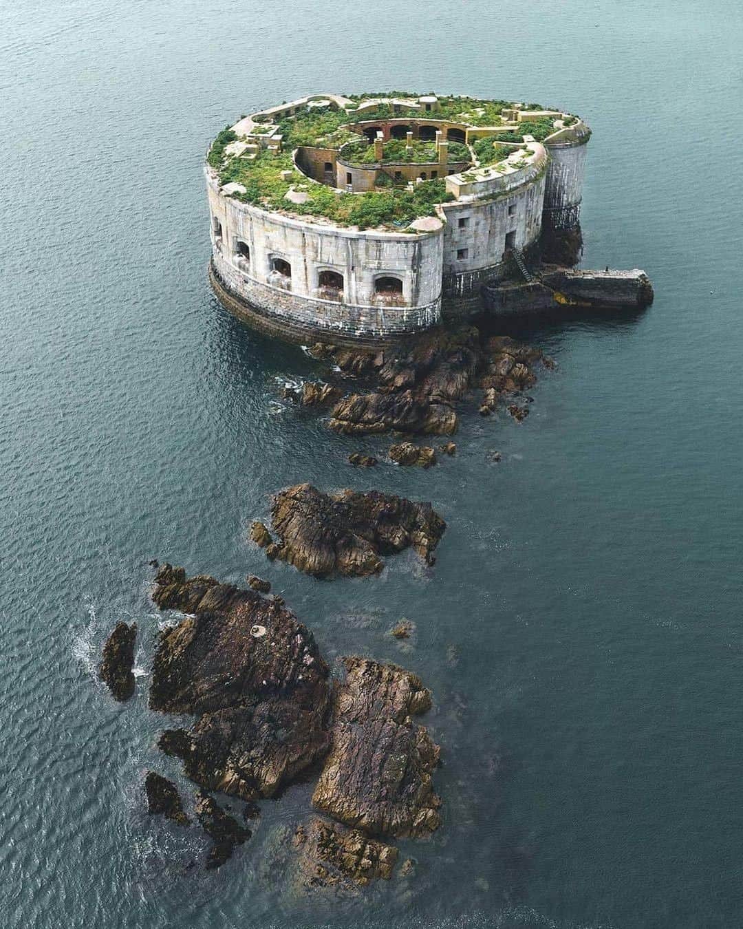 Discover Earthさんのインスタグラム写真 - (Discover EarthInstagram)「Stack Rock Fort is a fort built on a small island in the Milford Haven Waterway, Pembrokeshire. A 3-gun fort was built between 1850 and 1852, and then improved in 1859 with a new building that completely enclosed the original tower. It is now a Grade II listed building.   The fort housed three 32-pounder guns, as well as a single 12-pounder for protection of the walls of the dock. #discoverunitedkingdom🇬🇧 with @johnedwardjames  . . . . . #wales #pembrokeshire #visitwales #earthpix #awesomeearth #theimaged #folkscenery #travel #elonmusk #theimaged #thegreatoutdoors #wildernessculture #abandoned_junkies #visitbritain #lovegreatbritain #djiglobal #mavic #earthfocus #earthroamer #roamtheplanet #earthstoke #aerialphotography #fromwhereidrone」12月24日 0時00分 - discoverearth