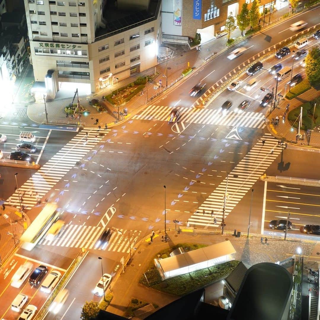 kasumiのインスタグラム：「車の走る交差点をただ上から撮っただけなのに、撮り方次第でこんなに輝いて見えるの👀🌟 カメラの奥が深すぎてひたすら感動🥺🥲 . . #カメラ#フィルムカメラ#夜景#カメラ好きな人と繋がりたい #camera#instapic #景色」