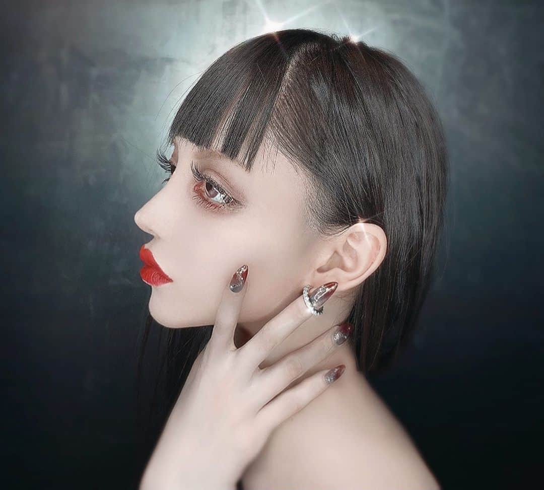 のインスタグラム：「大好きな2人の コラボジュエリーの新作💎🦋✴︎ (@iharamasami ) (@luxis_kenta )(@luxisjewelry ) ・ ・ ・ ・ ・ シンプルだけど後ろに蝶々が居たり, 細かいデザインが本当に可愛い... シンプルなのに存在感は しっかりあるから毎日着けてる🤍  1/1から販売で3日間限定で20%Off みたいなので是非チェックしてみてね👁」