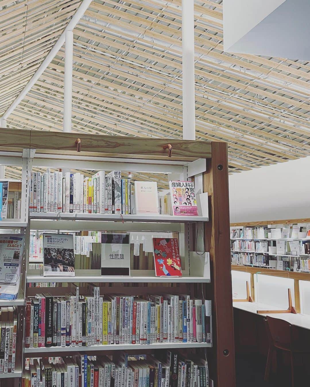 前田真里さんのインスタグラム写真 - (前田真里Instagram)「#omura #図書館  カウンターのかたにとても よくしていただきました。 感謝！ありがとうございました。  複写も無事に進み📚 さ、これから、執筆に勤しみます  ・ ・  そういえば、  今日の #空 #うろこ雲 は、 美しかったです✨  #streetphotography  #snap #photo」12月23日 23時59分 - maedamari