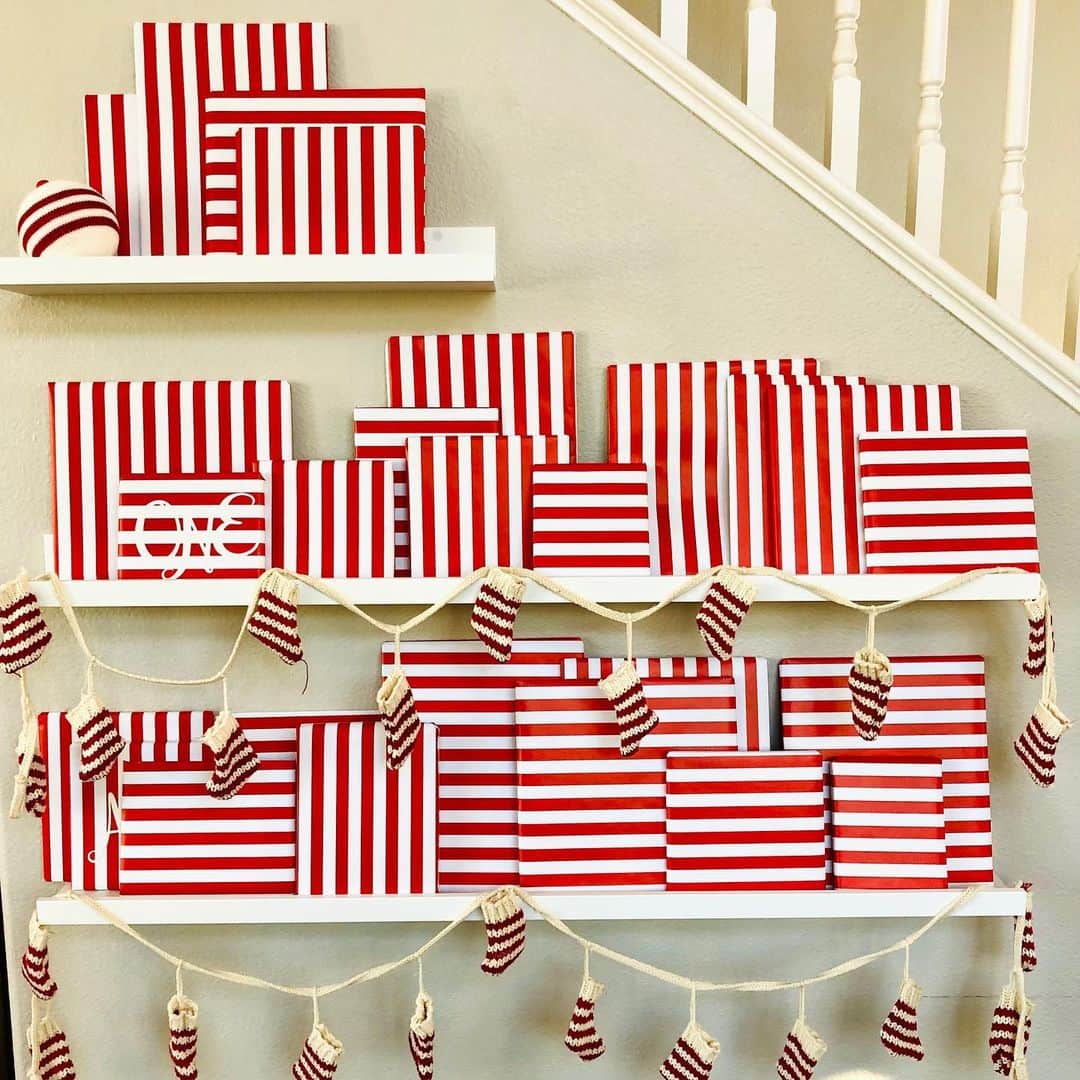 3M（スリーエム）のインスタグラム：「How are you counting down the days until the holidays? 🎄 Stay tuned as we share how our customers are celebrating this holiday season with us!   @littleslicesoflit nailed her #BookAdvent 📚 shelves decoration using @Command Clear Decorating Clips to hang the stocking garlands.   #HolidaysWith3M #Command #decoratingclips #holidaydecor #happyholidays」