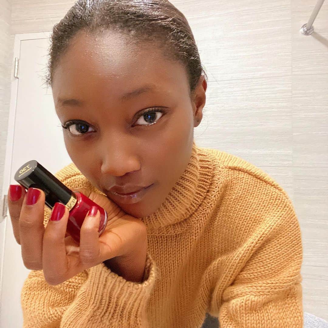 Revlonさんのインスタグラム写真 - (RevlonInstagram)「Comfy and cozy are we! @eniolaabioro is nailing the holiday vibe with #SuperLustrous Nail Enamel in Valentine (730) ❣️  (Who says this smooth red has to wait until Feb. 14 to make an appearance?!)」12月24日 0時08分 - revlon