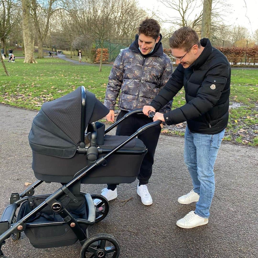 グレッグ・サルキンのインスタグラム：「First time taking my niece Sidney for a walk ❤️」