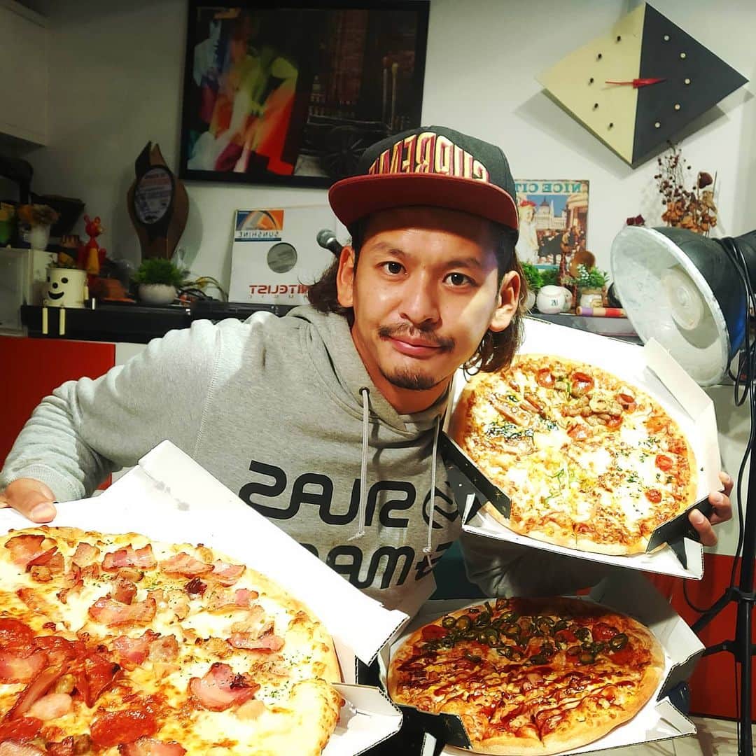 のインスタグラム：「1人で #ドミノピザ 1枚買うと2枚無料で3枚🍕10年は続けてるクリスマス行事🎅🏻 今年も #クリぼっち 🦌今月末で彼女いない歴13年になります。。。🏃  #クリスマス #クリスマスイブ #ピザ #cristmas」