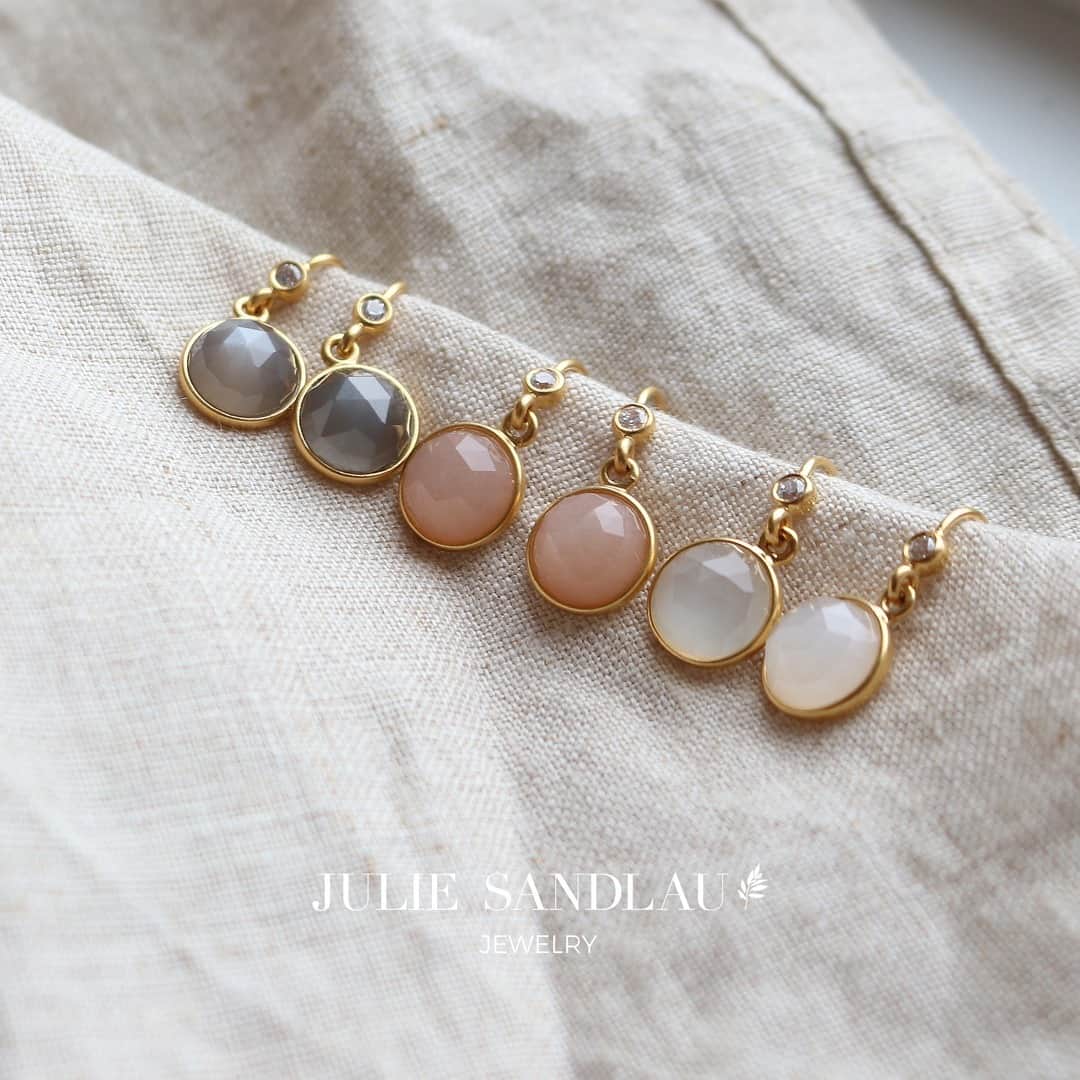 ジュリーサンドラゥさんのインスタグラム写真 - (ジュリーサンドラゥInstagram)「It’s the most wonderful time of the year ✨❄️⠀⠀⠀⠀⠀⠀⠀⠀⠀ ⠀⠀⠀⠀⠀⠀⠀⠀⠀ ⠀⠀⠀⠀⠀⠀⠀⠀⠀ #juliesandlau #juliesandlaujewelry #jewelry #moon #collection #rosa #white #black #styling #inspiration #earrings #gold #xmas」12月24日 0時02分 - juliesandlau