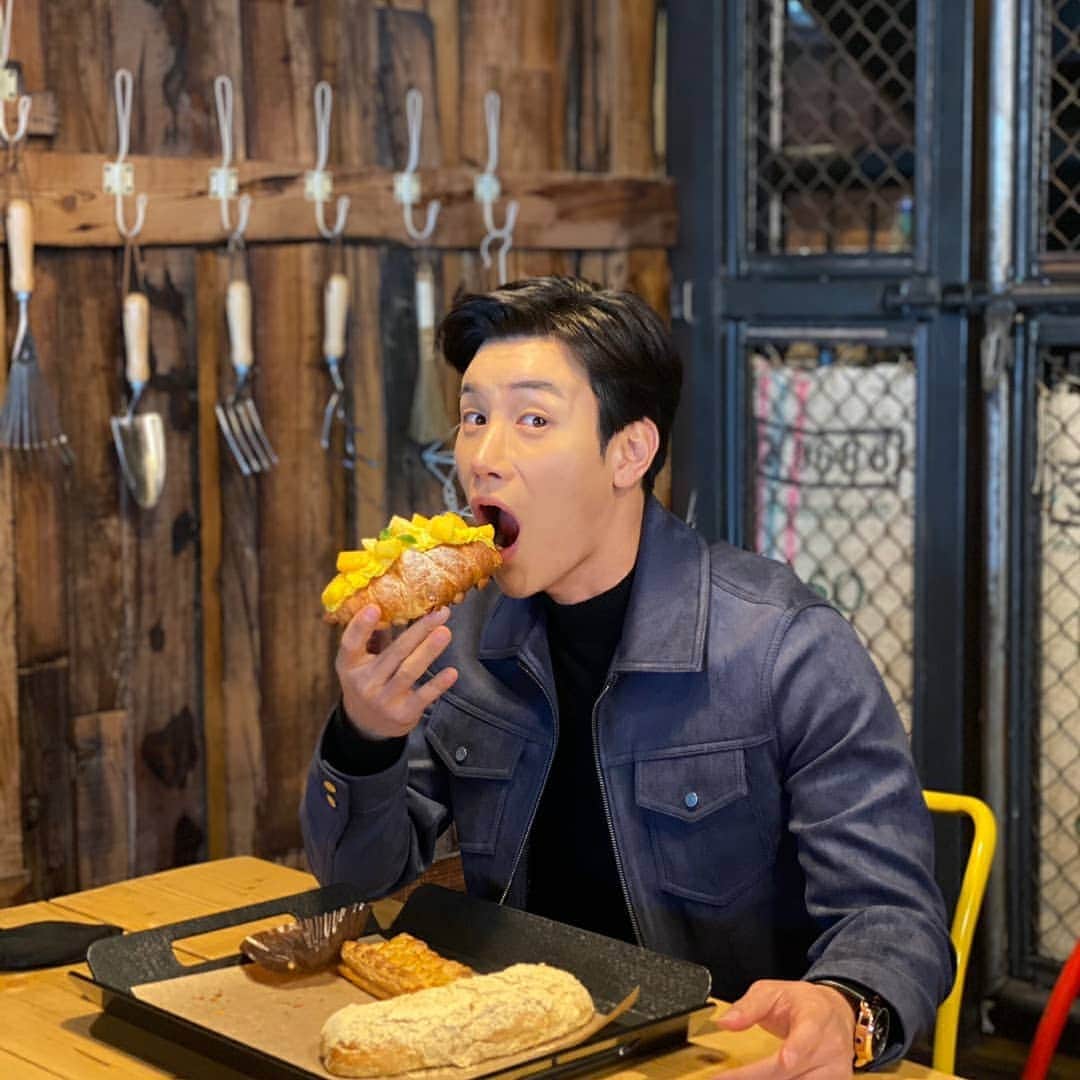 Lee Si-gangさんのインスタグラム写真 - (Lee Si-gangInstagram)「#오늘아님주의⚠️   오늘 퇴근길에 너무 막혀서, 왜그러나했더니, 내일이 크리스마스 이브네요 😂 다들 집콕 #크리스마스 계획이 어떻게 되시나요?  저는  미드 정주행 할까 생각중이에요. 🌲🎅  日本の皆さん。 明日はいよいよクリスマスですね。毎日撮影で明日がもうクリスマスなのを忘れてました。コロナで大変だと思うけど皆幸せなクリスマスになりますように心から祈ります。 メリークリスマス🌲🎅 #minav  증정.」12月24日 0時04分 - lee_si_kang