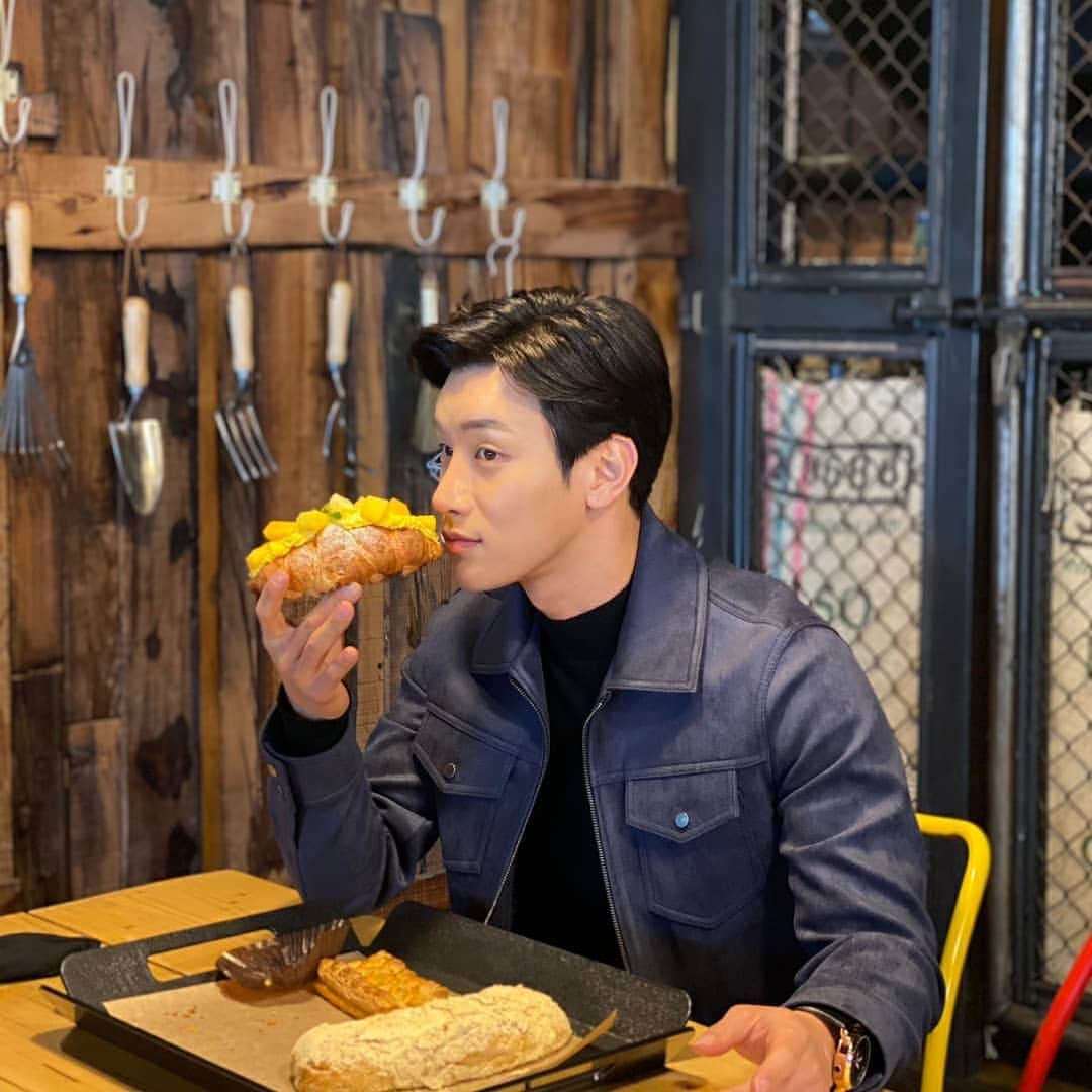 Lee Si-gangさんのインスタグラム写真 - (Lee Si-gangInstagram)「#오늘아님주의⚠️   오늘 퇴근길에 너무 막혀서, 왜그러나했더니, 내일이 크리스마스 이브네요 😂 다들 집콕 #크리스마스 계획이 어떻게 되시나요?  저는  미드 정주행 할까 생각중이에요. 🌲🎅  日本の皆さん。 明日はいよいよクリスマスですね。毎日撮影で明日がもうクリスマスなのを忘れてました。コロナで大変だと思うけど皆幸せなクリスマスになりますように心から祈ります。 メリークリスマス🌲🎅 #minav  증정.」12月24日 0時04分 - lee_si_kang