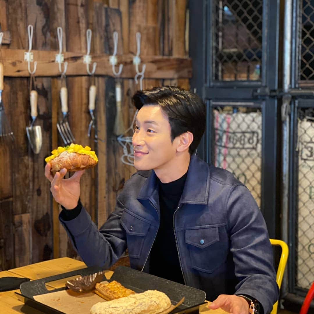 Lee Si-gangさんのインスタグラム写真 - (Lee Si-gangInstagram)「#오늘아님주의⚠️   오늘 퇴근길에 너무 막혀서, 왜그러나했더니, 내일이 크리스마스 이브네요 😂 다들 집콕 #크리스마스 계획이 어떻게 되시나요?  저는  미드 정주행 할까 생각중이에요. 🌲🎅  日本の皆さん。 明日はいよいよクリスマスですね。毎日撮影で明日がもうクリスマスなのを忘れてました。コロナで大変だと思うけど皆幸せなクリスマスになりますように心から祈ります。 メリークリスマス🌲🎅 #minav  증정.」12月24日 0時04分 - lee_si_kang