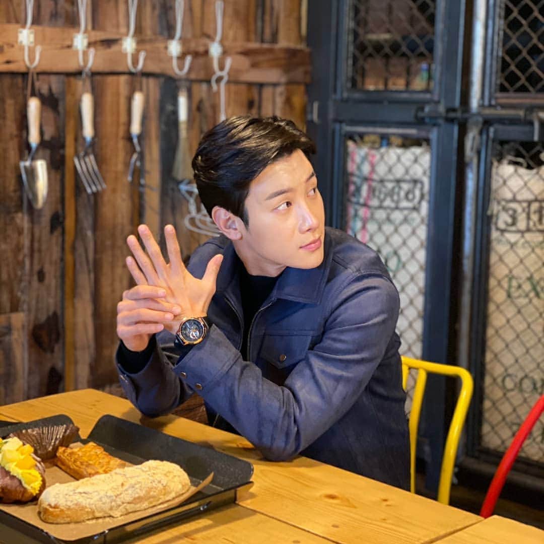 Lee Si-gangさんのインスタグラム写真 - (Lee Si-gangInstagram)「#오늘아님주의⚠️   오늘 퇴근길에 너무 막혀서, 왜그러나했더니, 내일이 크리스마스 이브네요 😂 다들 집콕 #크리스마스 계획이 어떻게 되시나요?  저는  미드 정주행 할까 생각중이에요. 🌲🎅  日本の皆さん。 明日はいよいよクリスマスですね。毎日撮影で明日がもうクリスマスなのを忘れてました。コロナで大変だと思うけど皆幸せなクリスマスになりますように心から祈ります。 メリークリスマス🌲🎅 #minav  증정.」12月24日 0時04分 - lee_si_kang