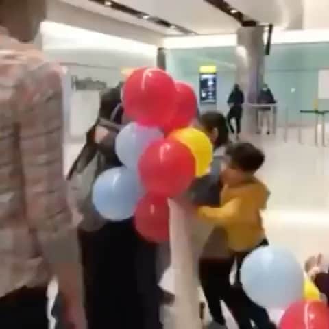 レナ・ヘディのインスタグラム：「11 years old, ELEVEN, a year alone in a camp,  His family already  in the UK and waiting for him, this has to stop, yet more trauma and pain for those who have sufferers enough for a lifetime. Reunited via the work of @goodwillcaravan #2021yearoflovefierce @chooselove ❤️」