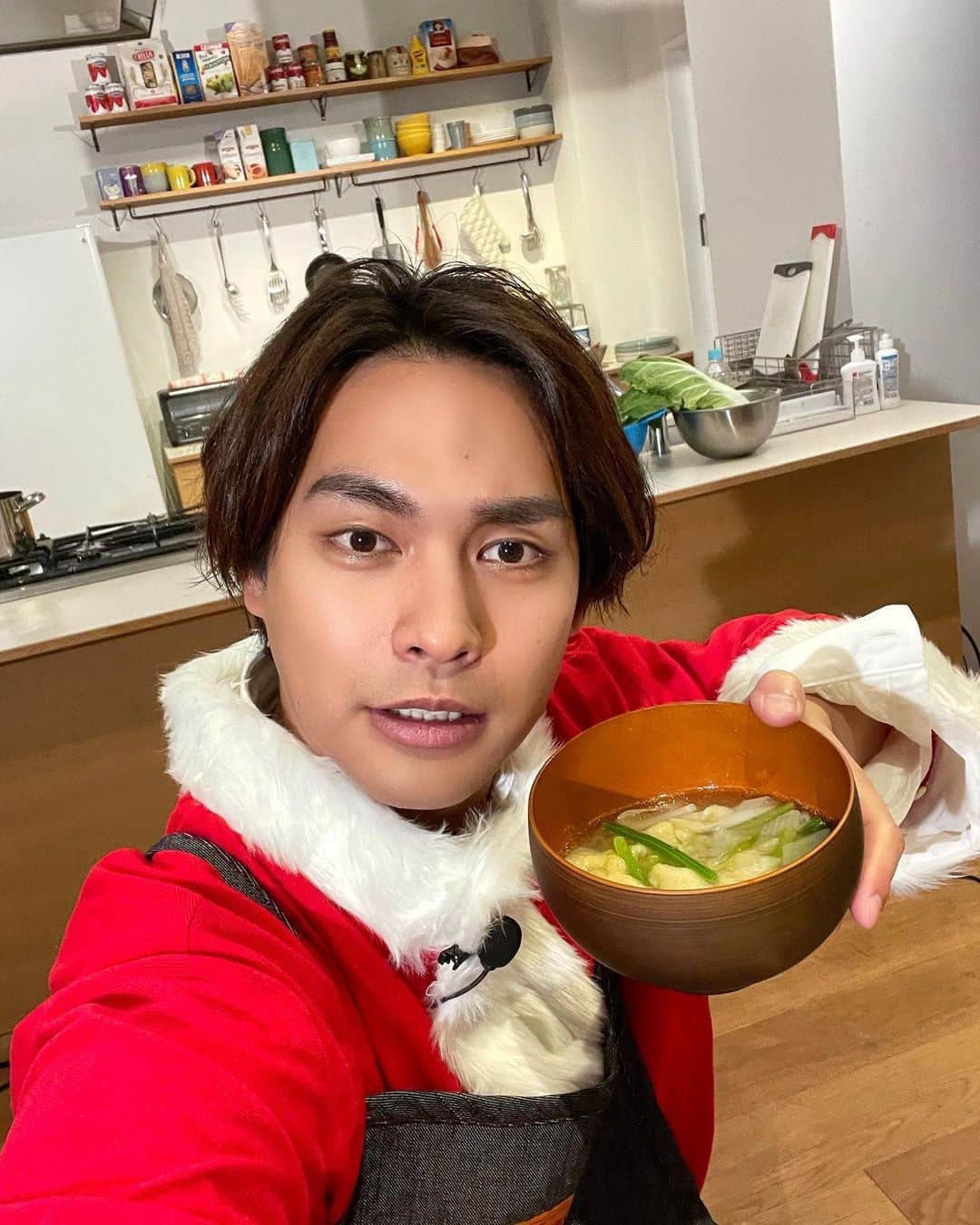 柳楽優弥のインスタグラム：「★ . . 『いちごいちえ』ご視聴頂きありがとうございました‼️  すごく楽しい時間を一緒に過ごせたことが何よりも嬉しいです🎅🎄  今年もあと少し... 一緒にたくさん笑って免疫アップしましょう‼️  今回のイベントは27日12:00までアーカイブ配信されております！ リアルタイムで視聴できなかった方も是非ご覧ください🥳  ファンクラブも発足しました❗️ これから楽しみなことがいっぱいです✊  #いちごいちえ #お味噌汁 #サンタさん #柳楽優弥 #yuyayagira」