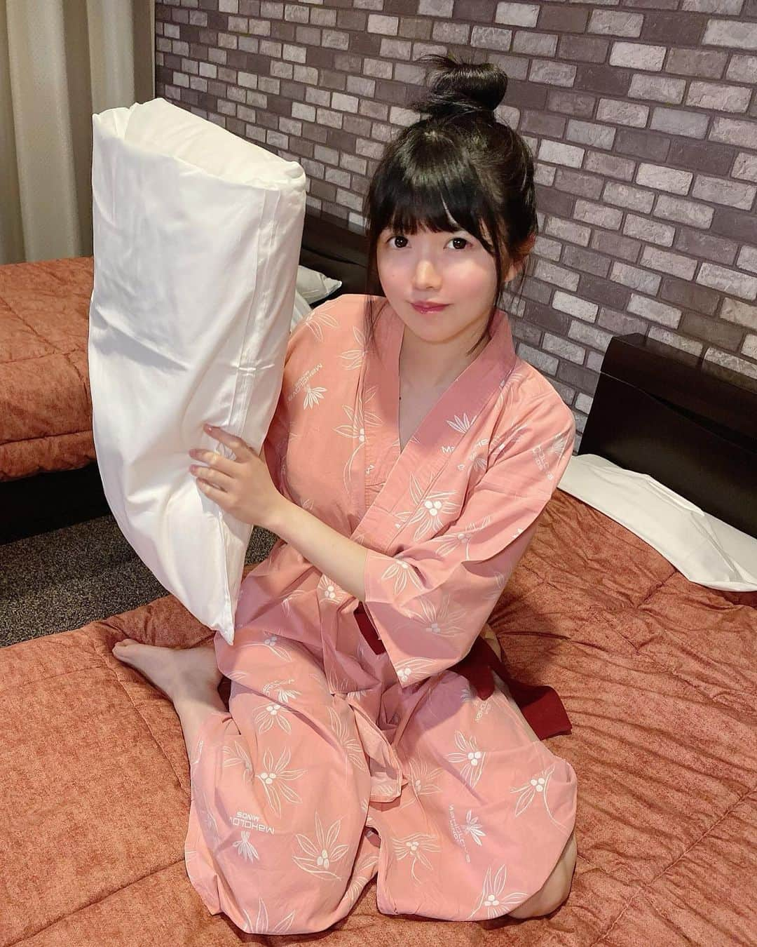 小野寺梓さんのインスタグラム写真 - (小野寺梓Instagram)「お団子と浴衣👘🍡 ・ ・ お仕事でみんなでお泊まりしたよ～！ 隣のベットはゆりなちゃんでした！ ・ 明日からまたお泊まり！大阪でワンマンライブ！25日にZeepNAMBAで開催するよ！ 車で移動なんだけど自分への年末のプレゼントということで一人で新幹線で行くことにした>< 疲労回復したいのと車長時間乗ってると喉が枯れちゃうから߹𖥦߹ ・ 後半2枚はホテルの入口にあってなんかテンションが上がって撮ったゴリラさんとマグロさんだよ🦍🐟 ・ ・ ・ #浴衣 #真っ白なキャンバス #白キャン #小野寺梓」12月24日 0時17分 - onoderaco