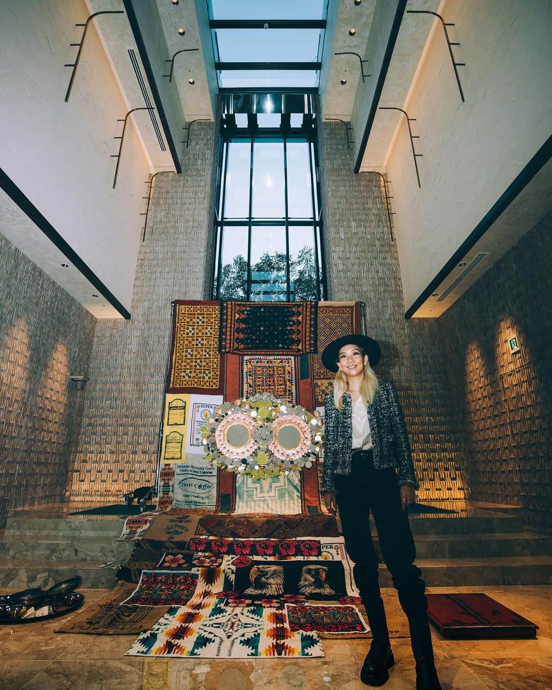 山中海輝のインスタグラム：「"Great conjunction" 新しい時代の幕開け。 土の時代から風の時代へ。 やりたい事をやりたいときに。好きな事を好きな時にやれる時代。  @kingtokyooo  さんの @kimptonshinjukutokyo で行われている展覧会のパーティースナップの撮影を担当させていただきました。  「GREAT CONJUNCTION展」は2020年12月22日～2021年1月8日に開催していますのでぜひ足を運んでKINGさんの世界を身体全体で感じてみてください。」