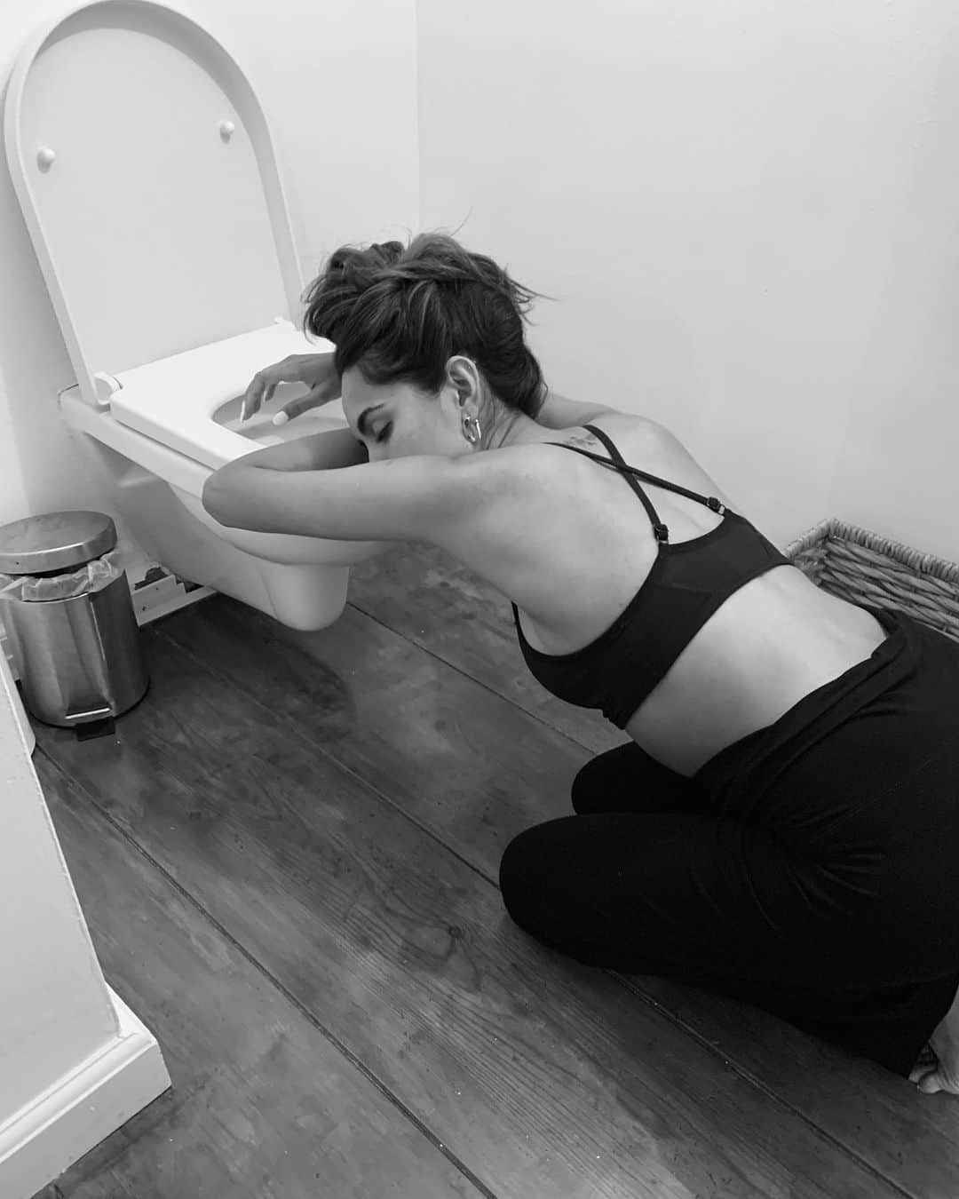 Diipa Büller-Khoslaのインスタグラム：「As soon-to-be or experienced mothers, we all share the same dreadful fears of something affecting the ones we’re called to nurture and bring into the world from the moment we conceive.   It is physically impossible to deny the growing sense of affection for the being you’re carrying for 9 months. Each and every day. A life that’s inside of you, with you, but yet apart of you.   Throughout all the excitement of announcing the news to our all we hold dear, throughout the enjoyment of fantasizing what they will look like and whose eyes they will have, throughout the anticipation to meet them and give them their name; it all comes with a worry of an unexpected incident that could shatter it all in a split second.   Despite their frequent occurrence, there has always been and still remains a taboo surrounding miscarriages. Every mother I know with more than one child had to deal with at least one once upon a time. Yet, it seems every mother lives through the fear quietly and alone.   During the ninth week of my pregnancy, it seemed I had one of those unexpected incidents when I experienced a sudden intense bleeding. My mind instantly spiraled to the worst possible scenario. It is hard to describe how confusing it felt to accept the possibility that our little dream might have ended right there and then. Not knowing what was happening inside of me, not knowing what was happening to that little creature gave a sense of powerlessness that I have never felt before.   We booked an emergency ultrasound, but had to wait a few days until we could see a doctor. Those few days felt as though time lagged into years, a constant lump sitting in my throat as I didn’t know what was happening in my own body.   Thankfully, once I finally got to take place in the chair and the midwife placed the ultra-sound equipment on my belly, the loud and vigorous heartbeat was undeniable. All was fine, and all would be fine. With a sigh of relief we both let go of the worry that had consumed us. Simultaneously, knowing that this is what it must feel like to be a parent. Loving, living, and always with a lingering and distant worry that forces you to care and protect the best way you can. 🙏🏽🤍」
