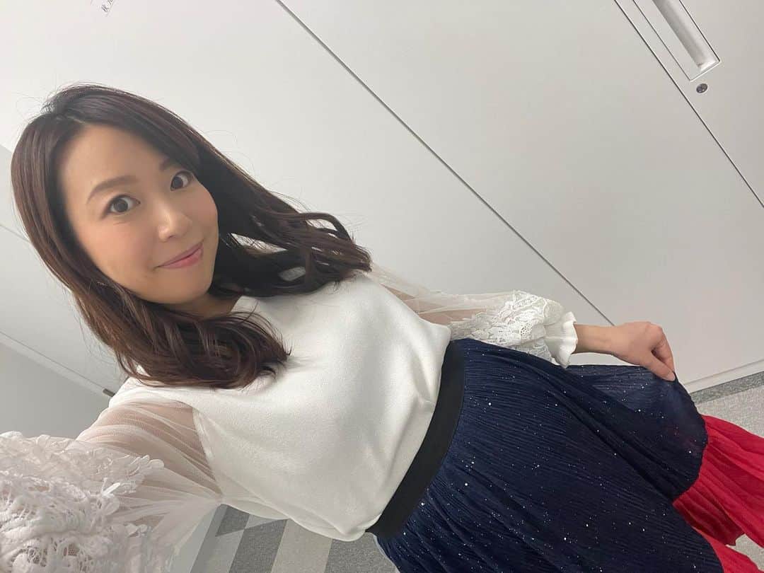 須黒清華のインスタグラム：「昨日のWBSは、少〜しクリスマス🎄先取りカラーでした✨ . 日付けが変わって今日はクリスマスイブですね‼︎ もうサンタさん🎅は来ないけれど笑いくつになってもちょっとワクワクします✨ . そして明日は産休前の仕事納めです。 いつもより30分遅いスタートですが、ぜひ明日もWBSをご覧ください‼︎ トレたま年間大賞の発表もあります🥚✨ #メリークリスマス #クリスマスイブ🎄 #サンタさん いくつまで来てましたか⁇😊」