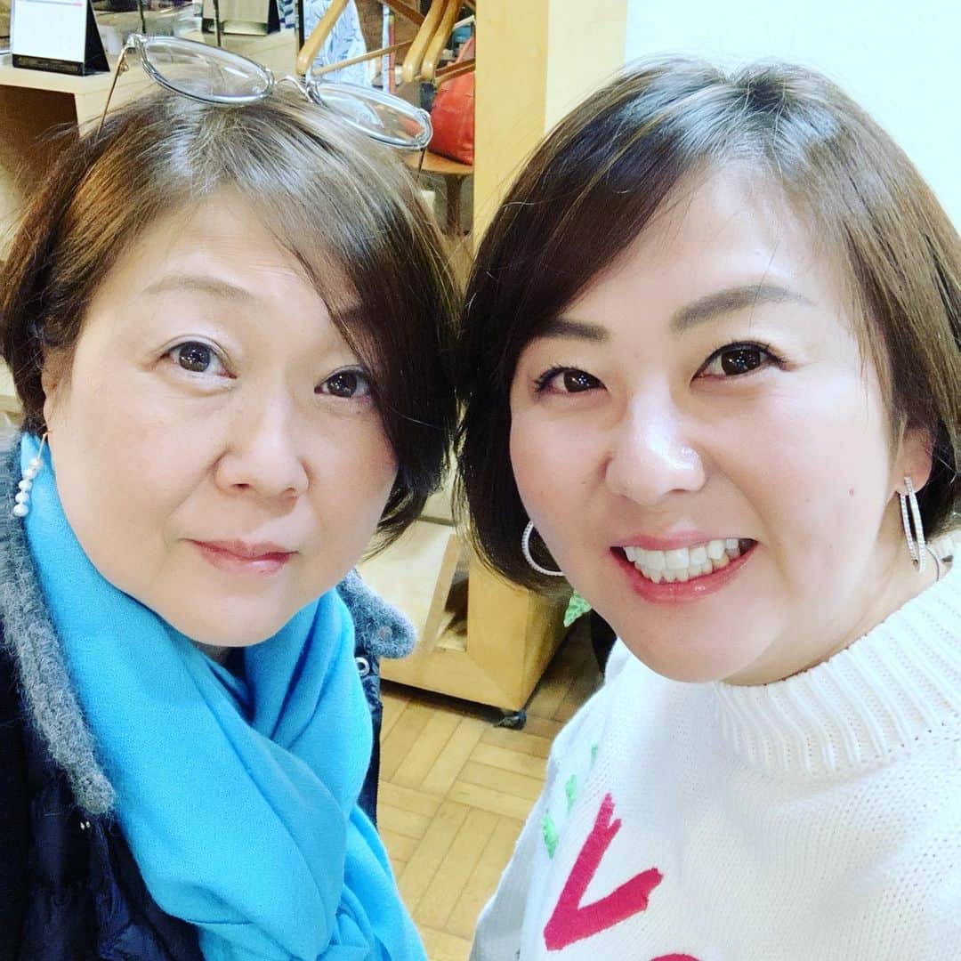 佐伯三貴のインスタグラム：「Happy Birthday to my mom🎂❤️  いつも味方でいてくれて いつも支えてくれて いつも正してくれて いつも守ってくれて いつも心配してくれて  そんな友達みたいなお母さん。  これからも仲良し姉妹でいましょう❤️  身体にも気をつけてこれからもいろんな所行こうね🥰  You are the best friend and mother in the world🏆❤️😊」