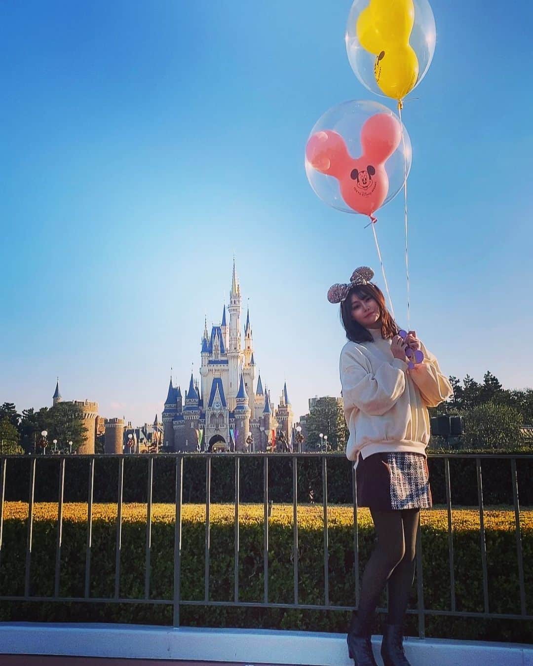 二見れいのインスタグラム：「風船かわの💛💙❤️  #ヘラヘラ三銃士 #disney #disneyland #美女と野獣 #ディズニー」