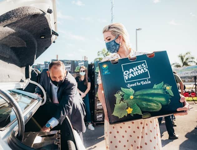 イヴァンカ・トランプさんのインスタグラム写真 - (イヴァンカ・トランプInstagram)「Joined @kingjesusmiami for their Holiday food distribution — serving over 1,000 families.   We handed out over 1,500 Farmers to Families Food Boxes to local families. Seeing the need firsthand, I know the impact this program is making for millions of families across this country.   Thank you to our incredible partners Oakes Farms and @producealliance for making yesterday possible!  📦🥬🥛🥩🌽」12月24日 0時20分 - ivankatrump