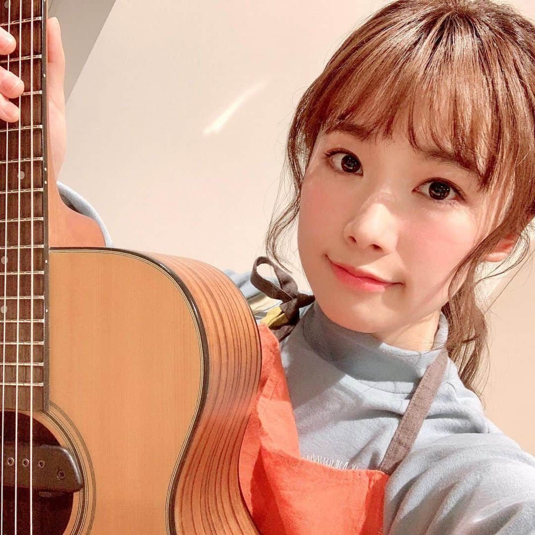 直田姫奈のインスタグラム：「本日のヘアスタイル🎀 メイクさんが髪の毛を後ろでいろいろしてくださってたから、見たいです〜！って言って写真撮ってもらったらめっちゃ可愛くしてくれててルンルン🎶  #かわいい #ヘアスタイル #嬉しい」