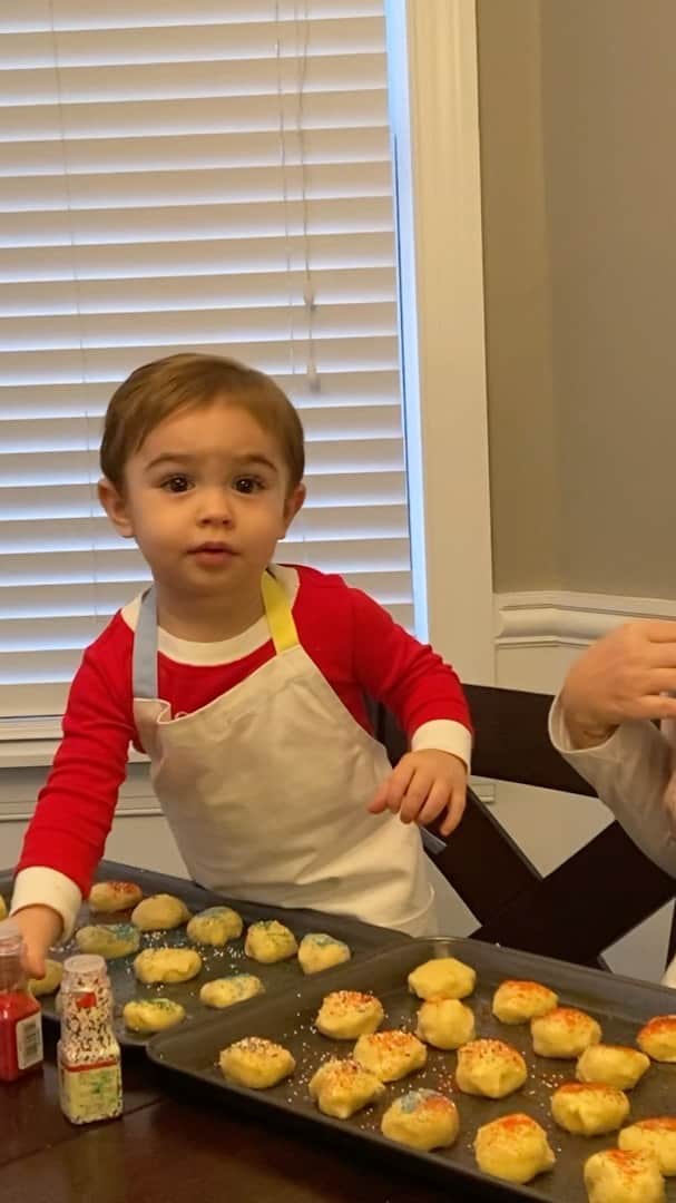 ディーナ・ニコール・コルテーゼのインスタグラム：「Stop 😩when he points to my apron and then says mama and baby 🥰 he’s gonna be the best big brother!」