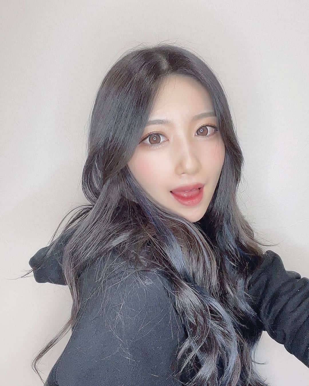 渡邊真由のインスタグラム：「🖤💙  #newhair #グラデーションカラー」