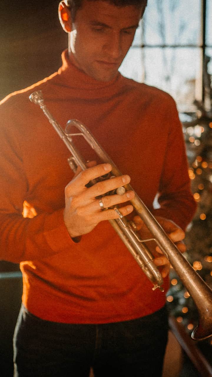 トーマス・ミュラーのインスタグラム：「One year ago I have performed with @labrassbandaofficial this fantastic German Christmas song. Do you like our version of "O Tannenbaum"? :-)   Stay positive and MERRY CHRISTMAS to you and your family.   #OTannenbaum #esmuellert #LaBrassBanda #Christmas #Weihnachten #Weihnachtssong」
