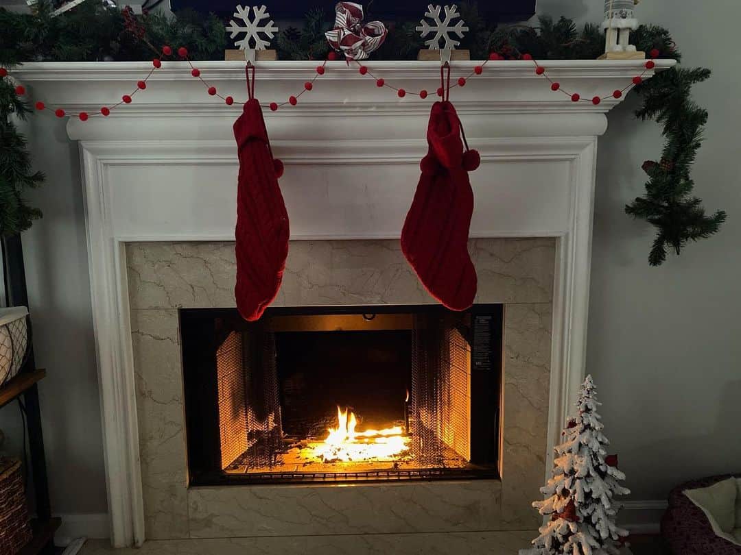 のインスタグラム：「Even though this Christmas season may look a little different, we are still enjoying our time together and decorating our houses to make them cozy and festive. What type of Christmas memories or activities do you have? 🎅 #WeNeedChristmas」